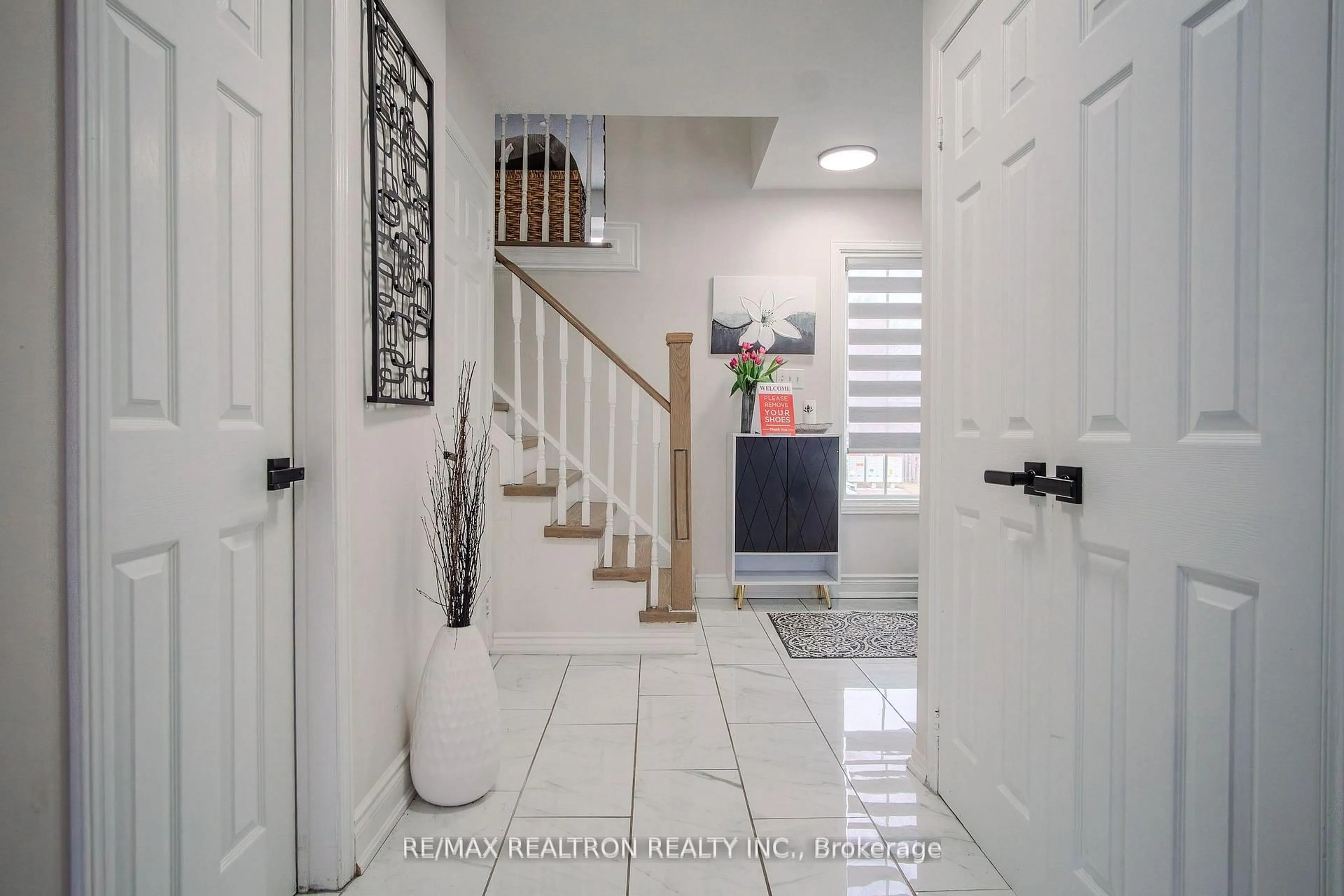 Indoor entryway for 1039 Rowntree Cres, Pickering Ontario L1V 5A9