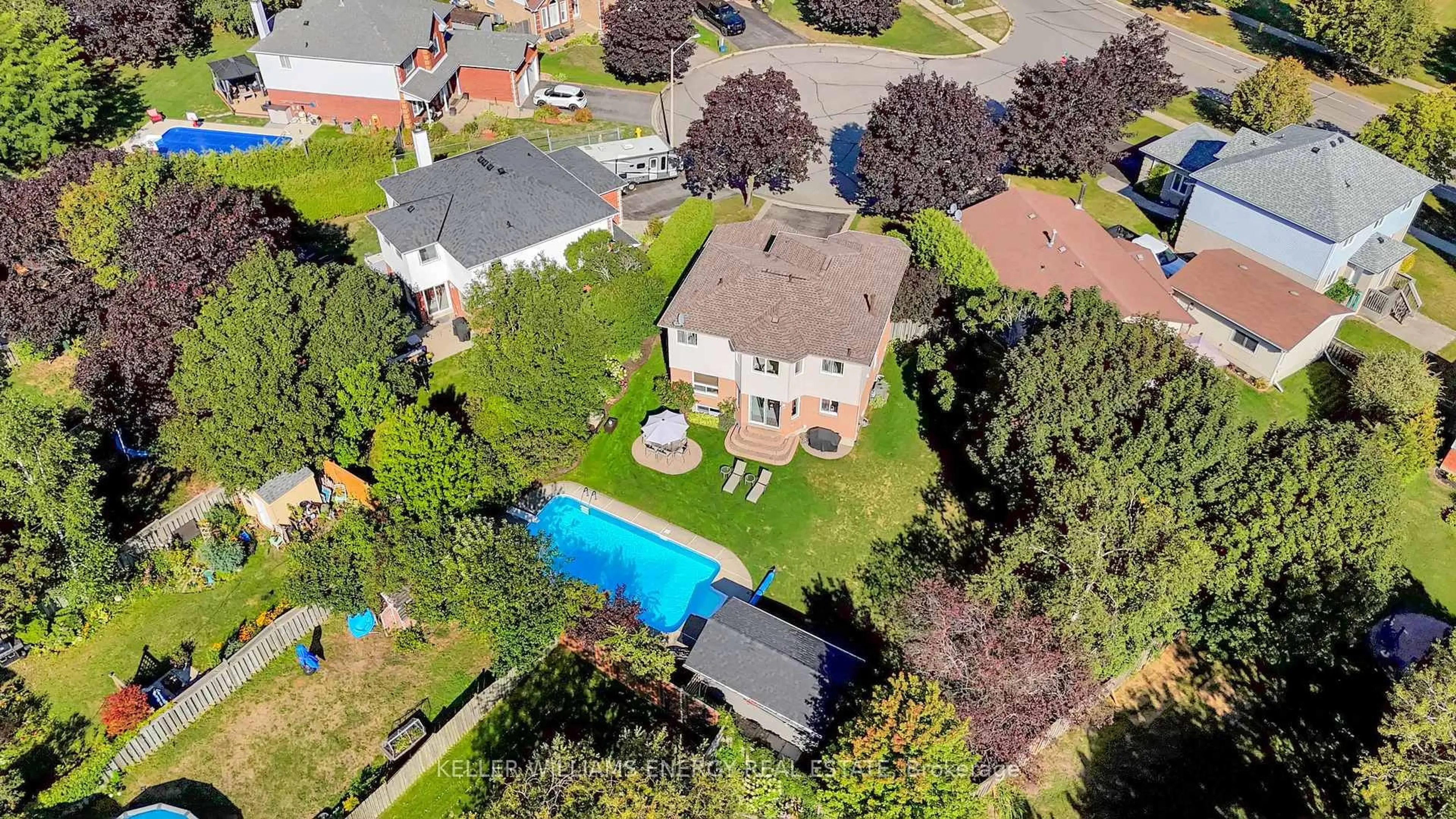 A pic from outside/outdoor area/front of a property/back of a property/a pic from drone, street for 5 Snowden Crt, Clarington Ontario L1B 1E7