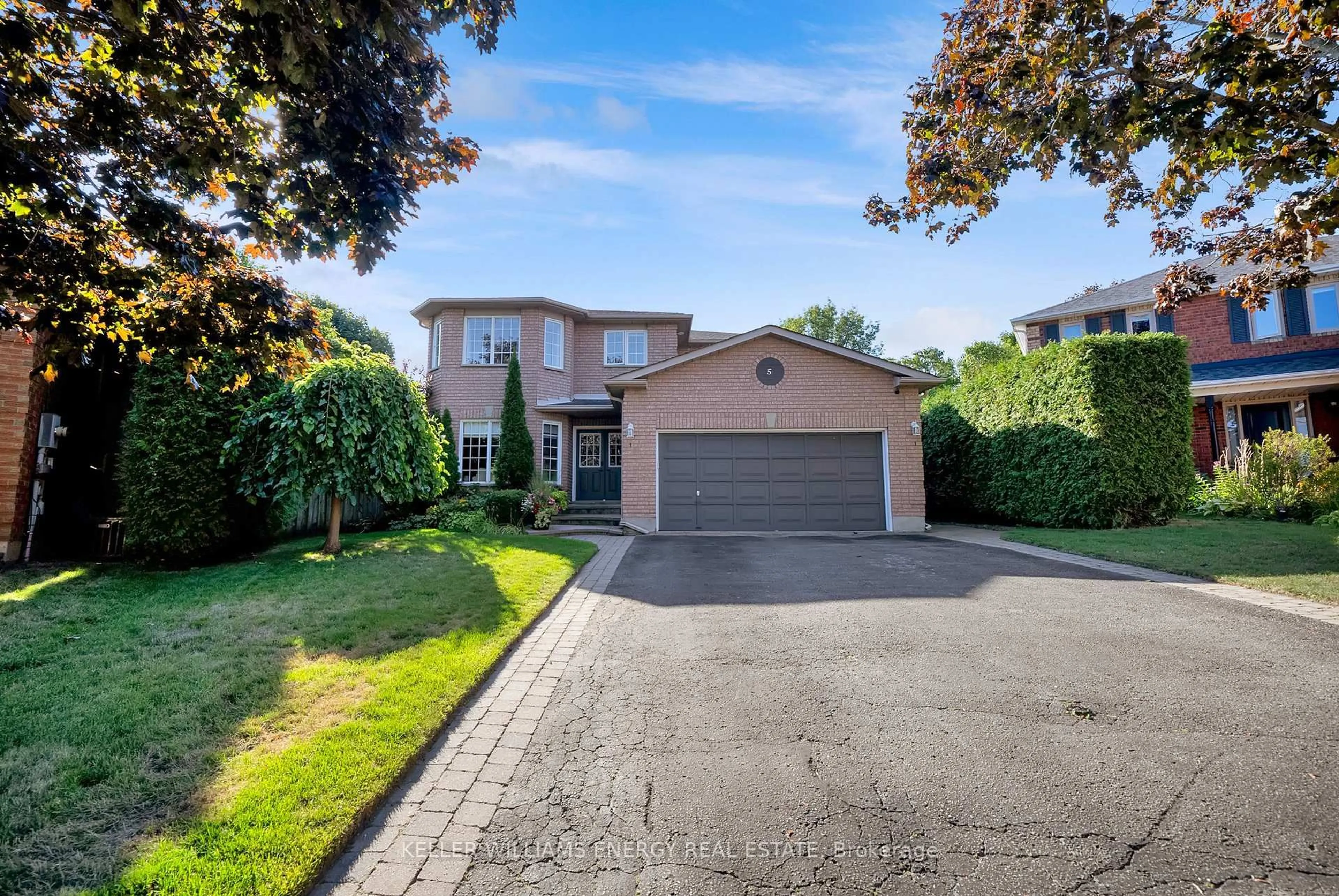 A pic from outside/outdoor area/front of a property/back of a property/a pic from drone, street for 5 Snowden Crt, Clarington Ontario L1B 1E7