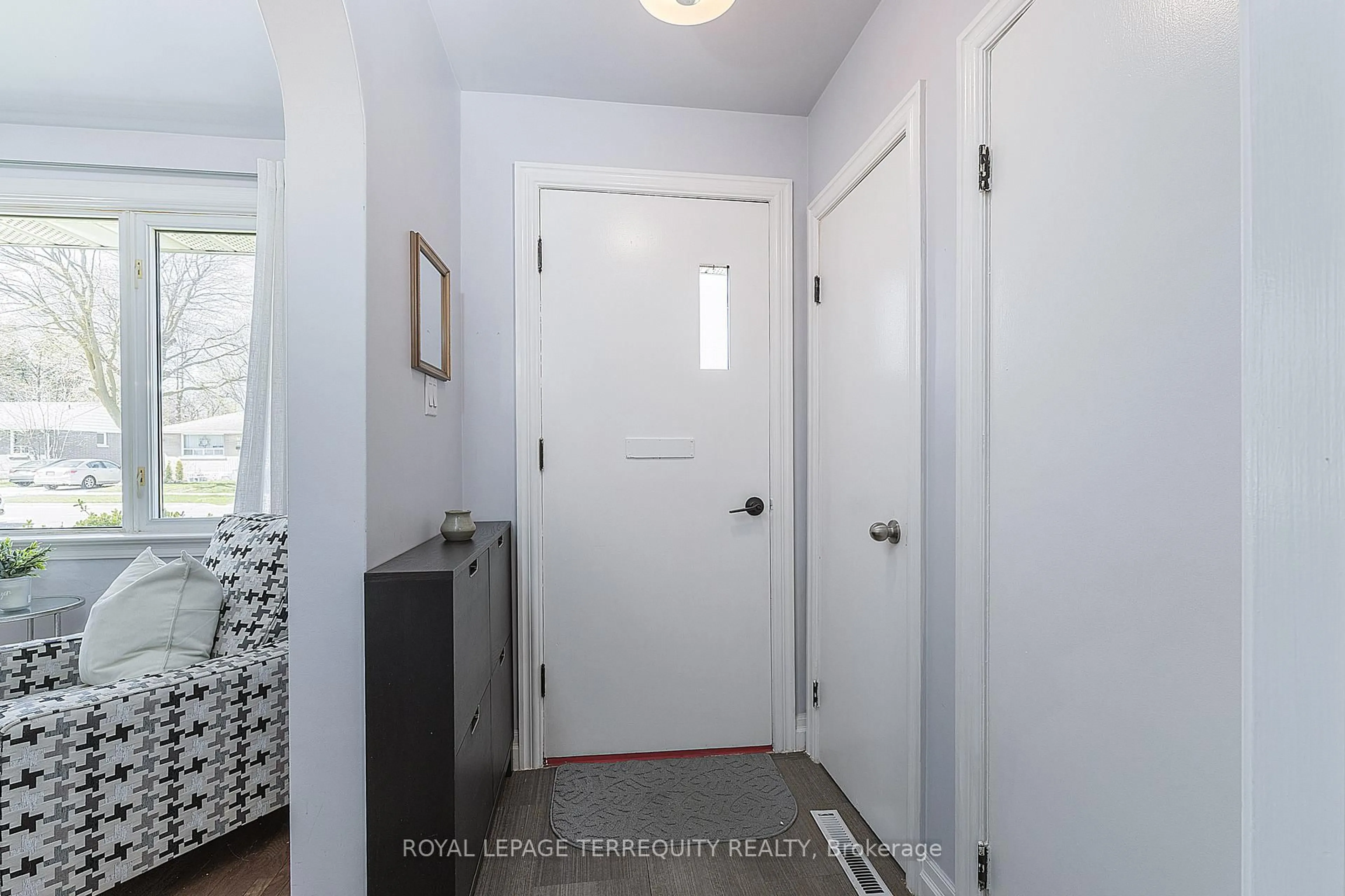 Indoor entryway for 32 Admiral Rd, Ajax Ontario L1S 2N9