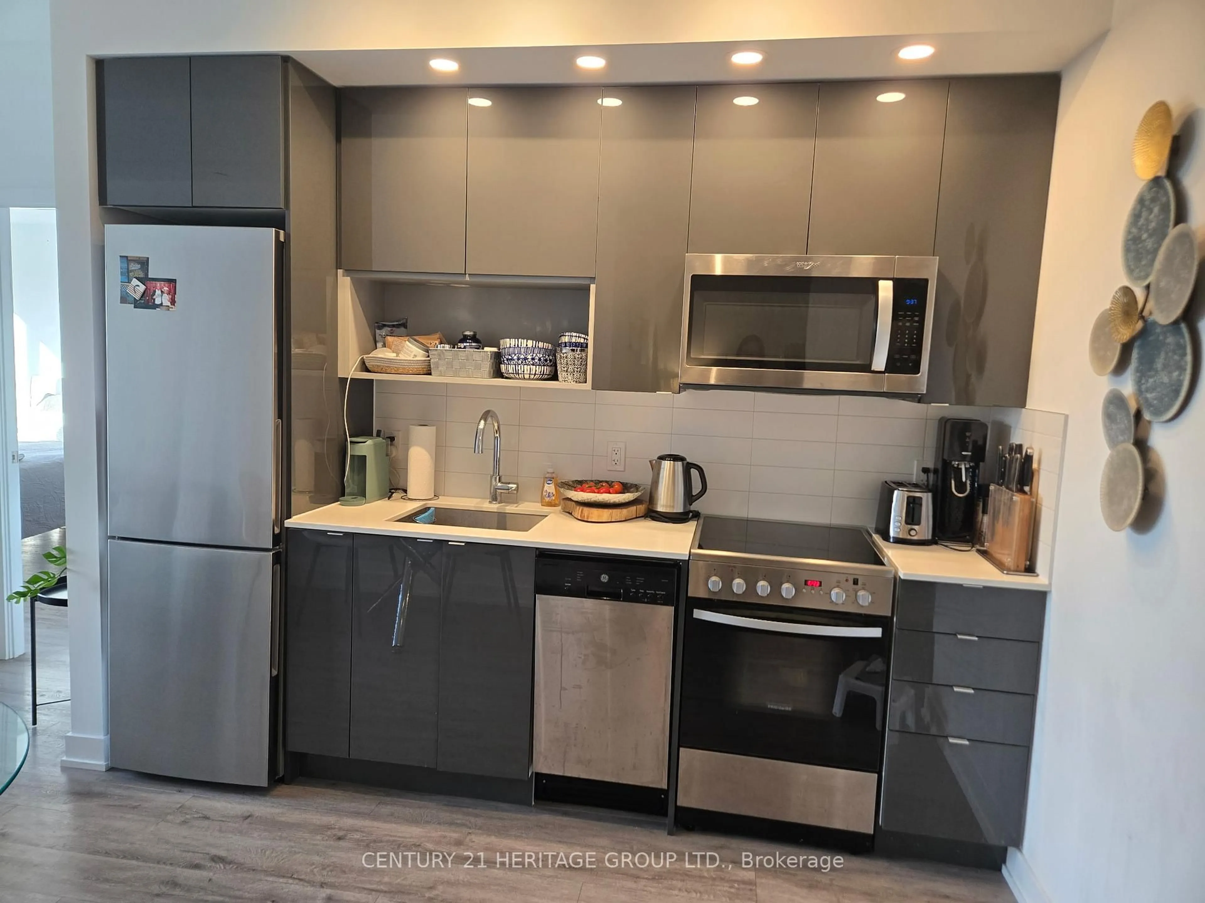 Standard kitchen, unknown for 630 Greenwood Ave #304, Toronto Ontario M4J 0A8