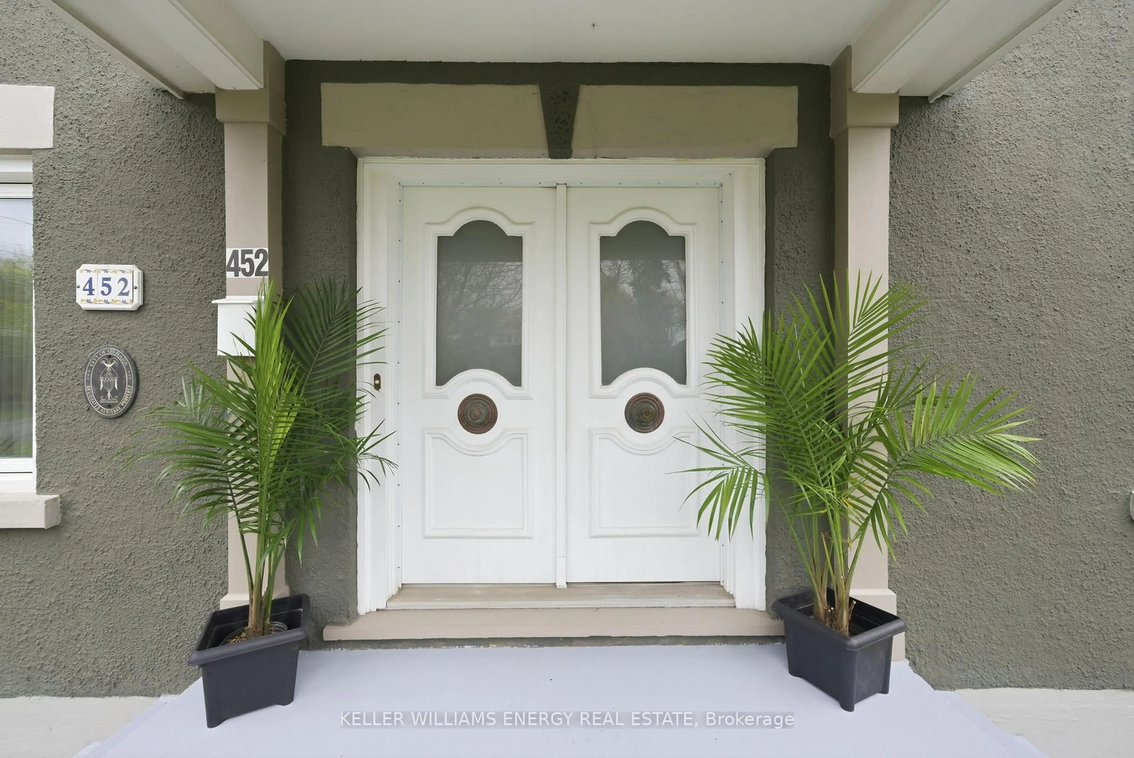 Indoor entryway for 452 Simcoe St, Oshawa Ontario L1G 4T6