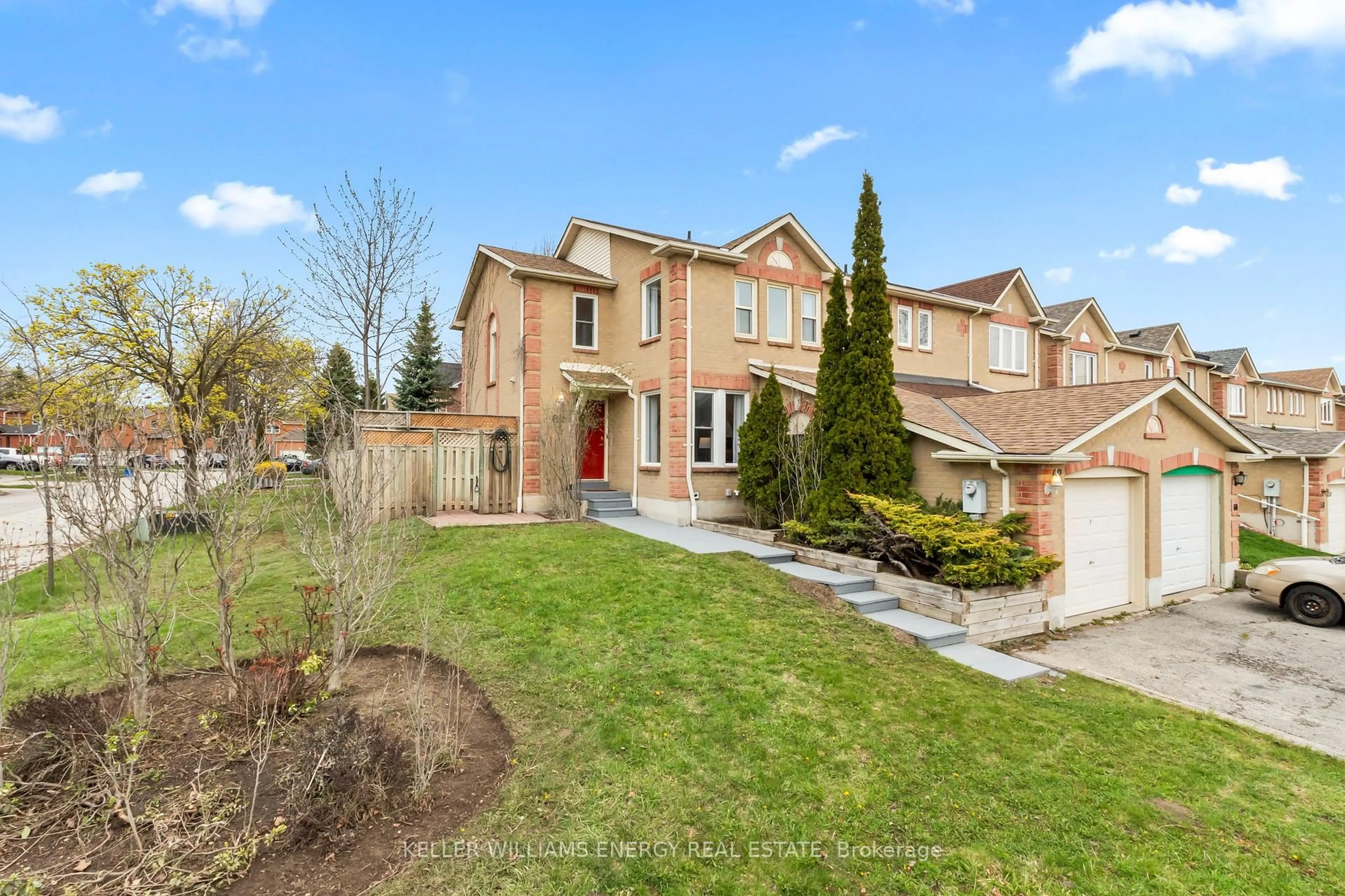 A pic from outside/outdoor area/front of a property/back of a property/a pic from drone, street for 62 Woodstone Pl, Whitby Ontario L1R 1S8