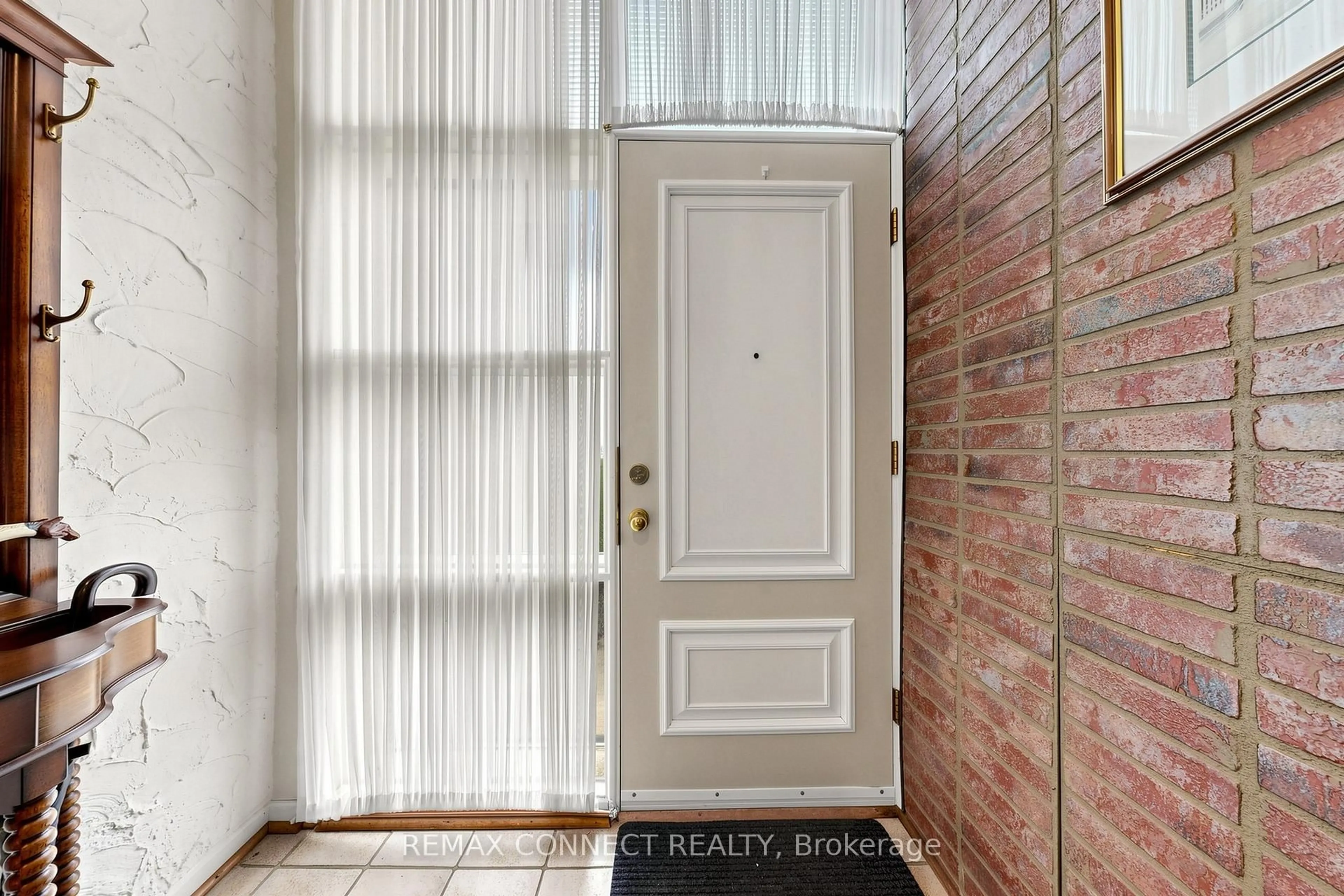 Indoor entryway for 22 Woodgrove Dr, Toronto Ontario M1E 3J8