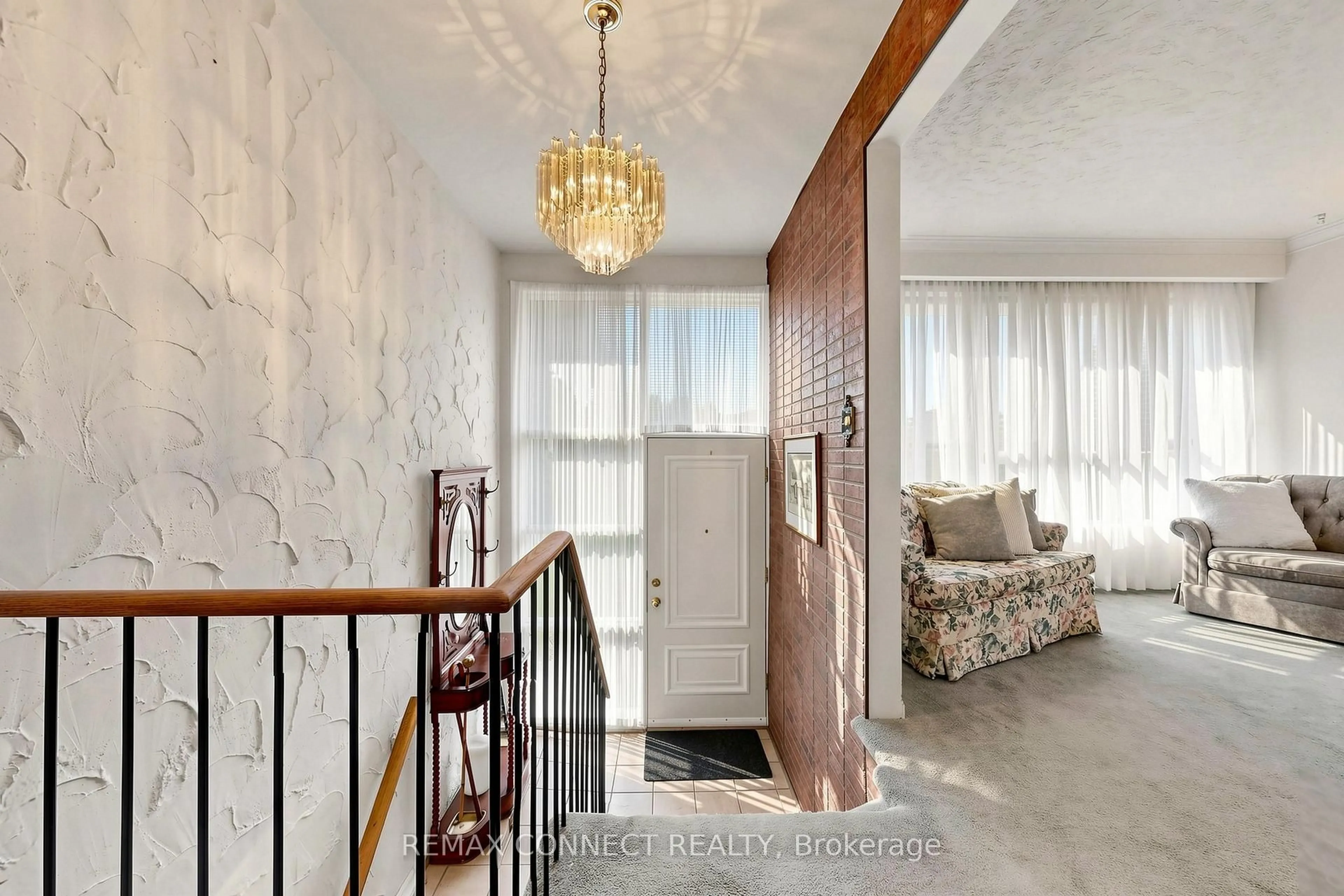 Indoor entryway for 22 Woodgrove Dr, Toronto Ontario M1E 3J8