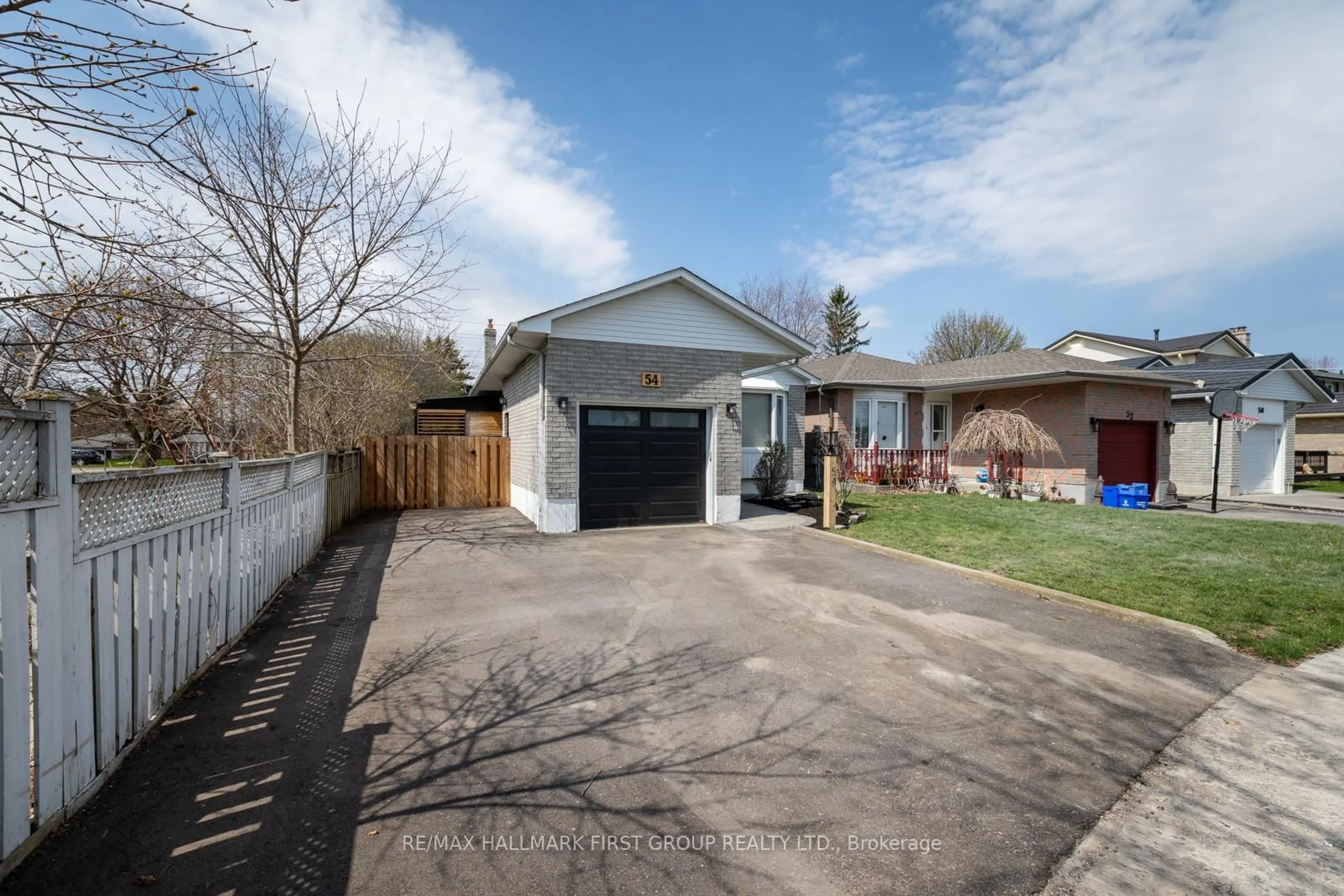 A pic from outside/outdoor area/front of a property/back of a property/a pic from drone, street for 54 Hialeah Cres, Whitby Ontario L1N 6R1