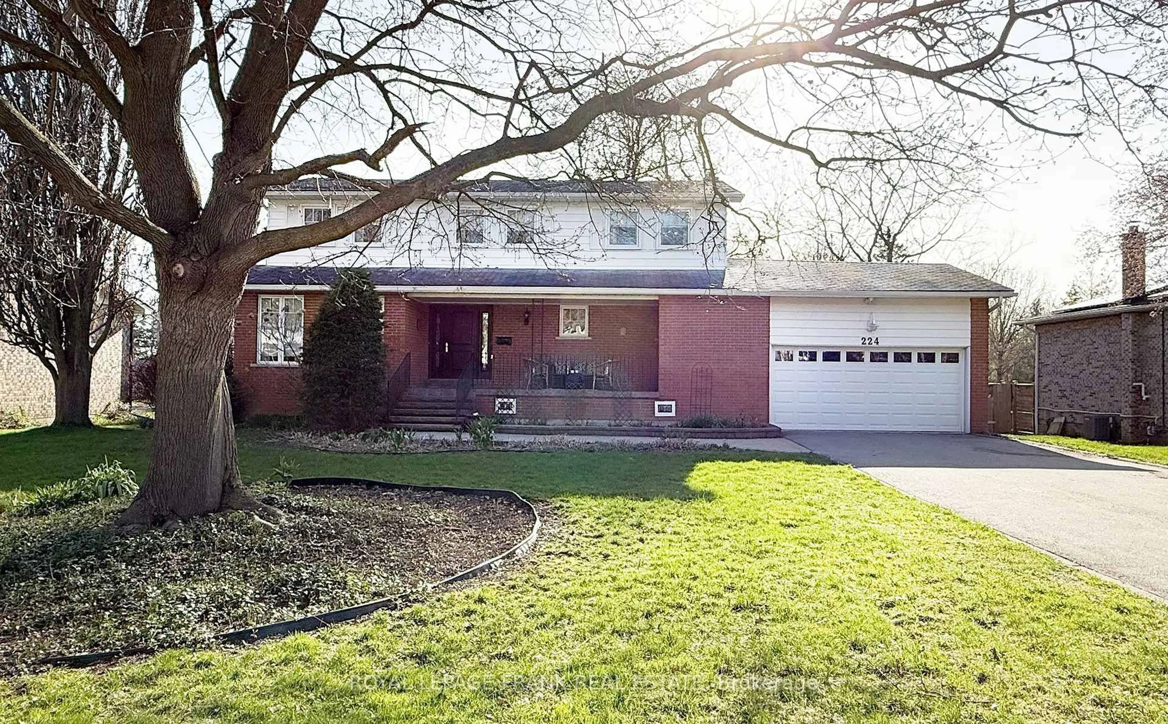 Home with brick exterior material, street for 224 Wellington St, Whitby Ontario L1N 5L8