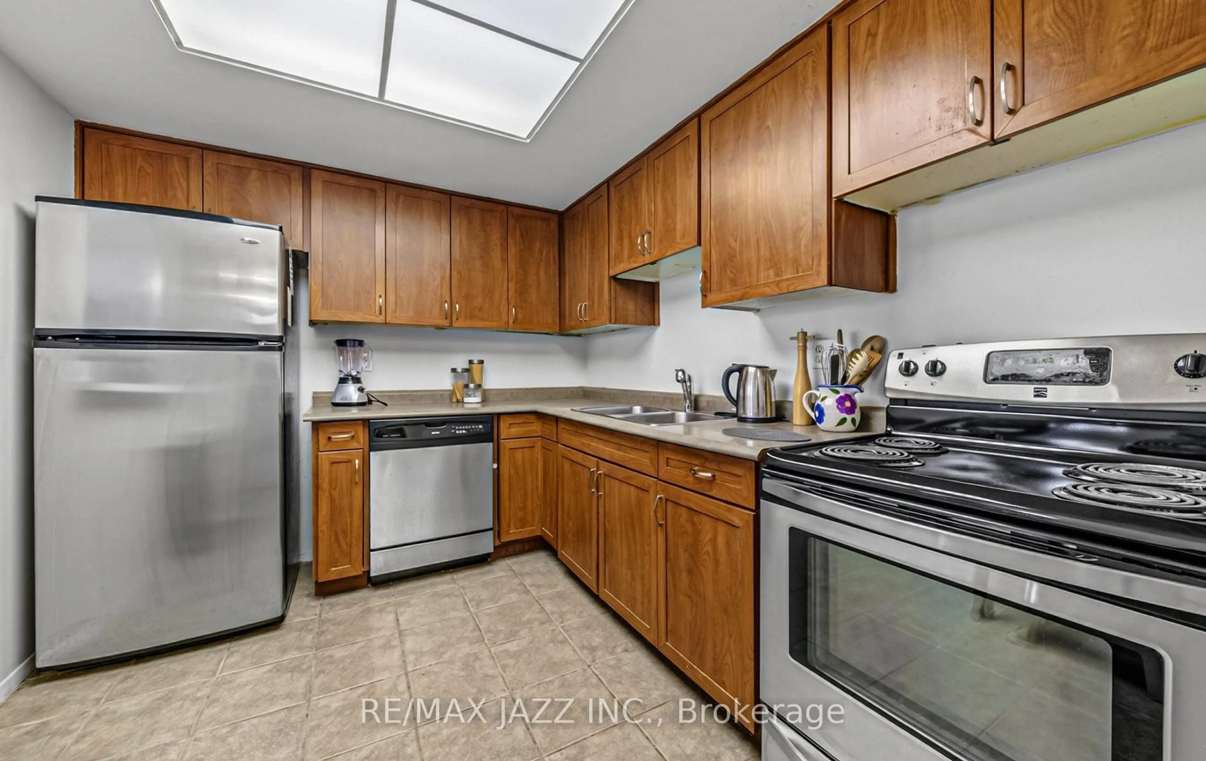 Standard kitchen, unknown for 10 Dean Park Rd #318, Toronto Ontario M1B 3G8