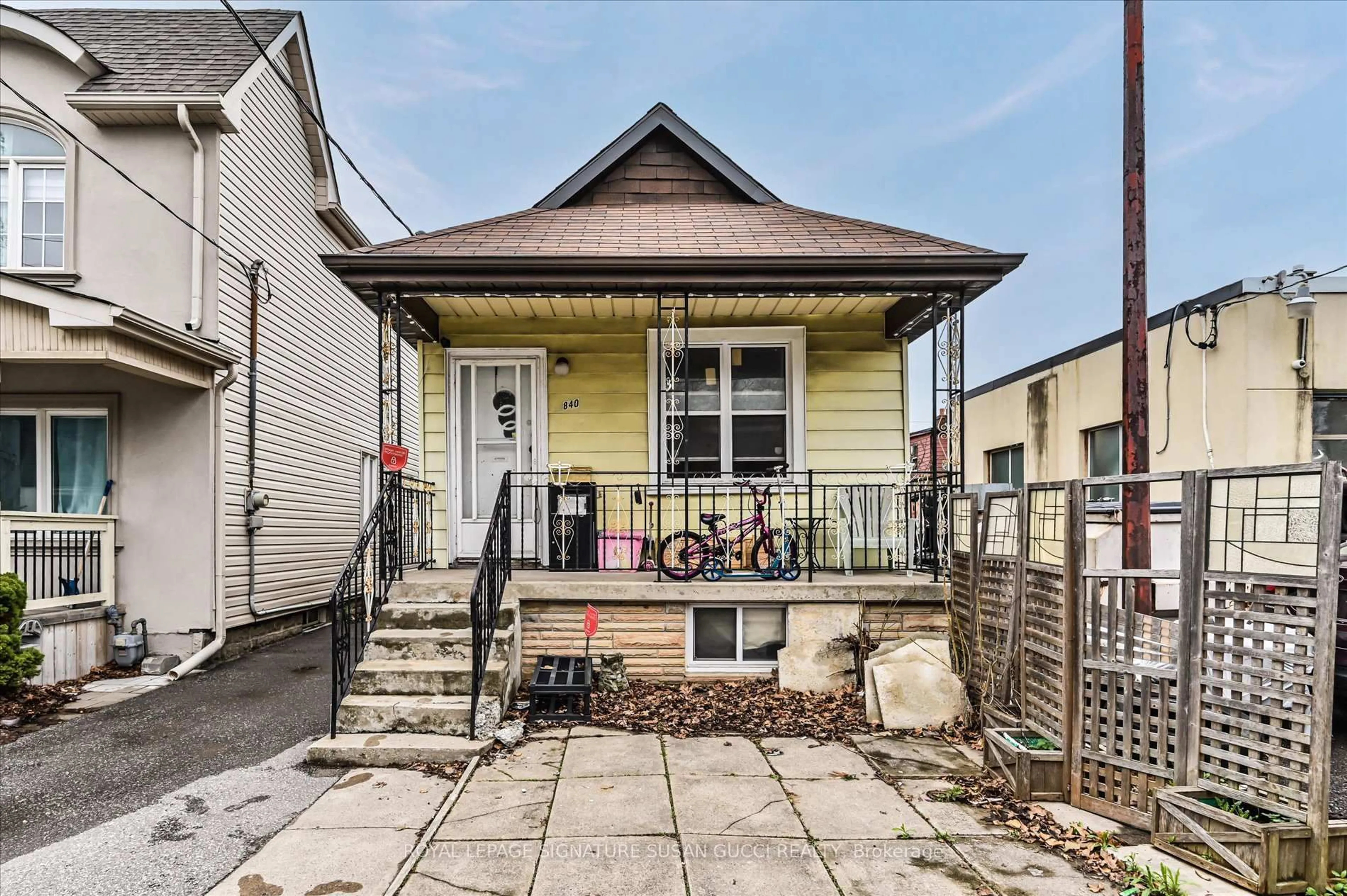 Unknown for 840 Sammon Ave, Toronto Ontario M4C 2E8