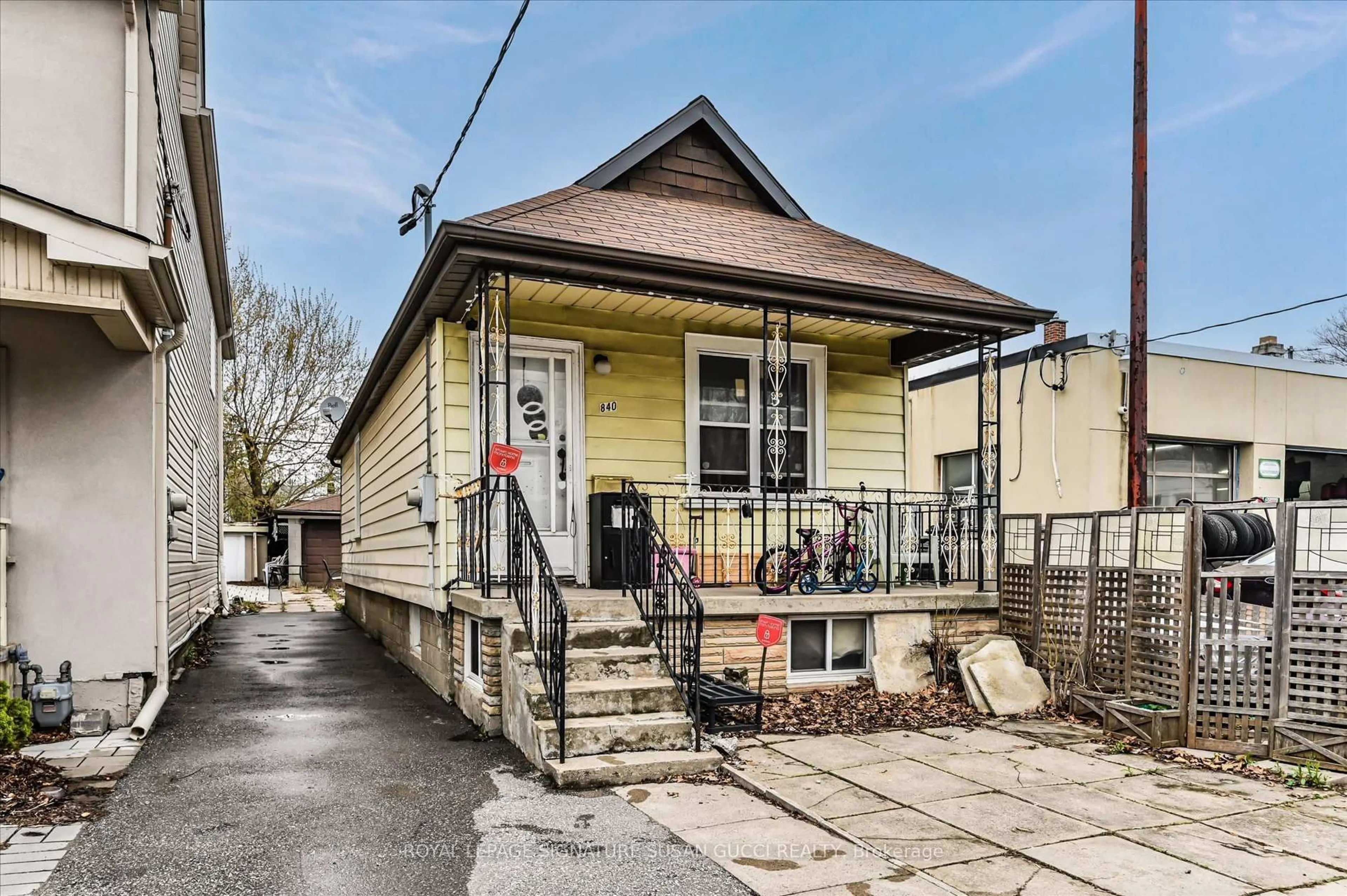 Unknown for 840 Sammon Ave, Toronto Ontario M4C 2E8