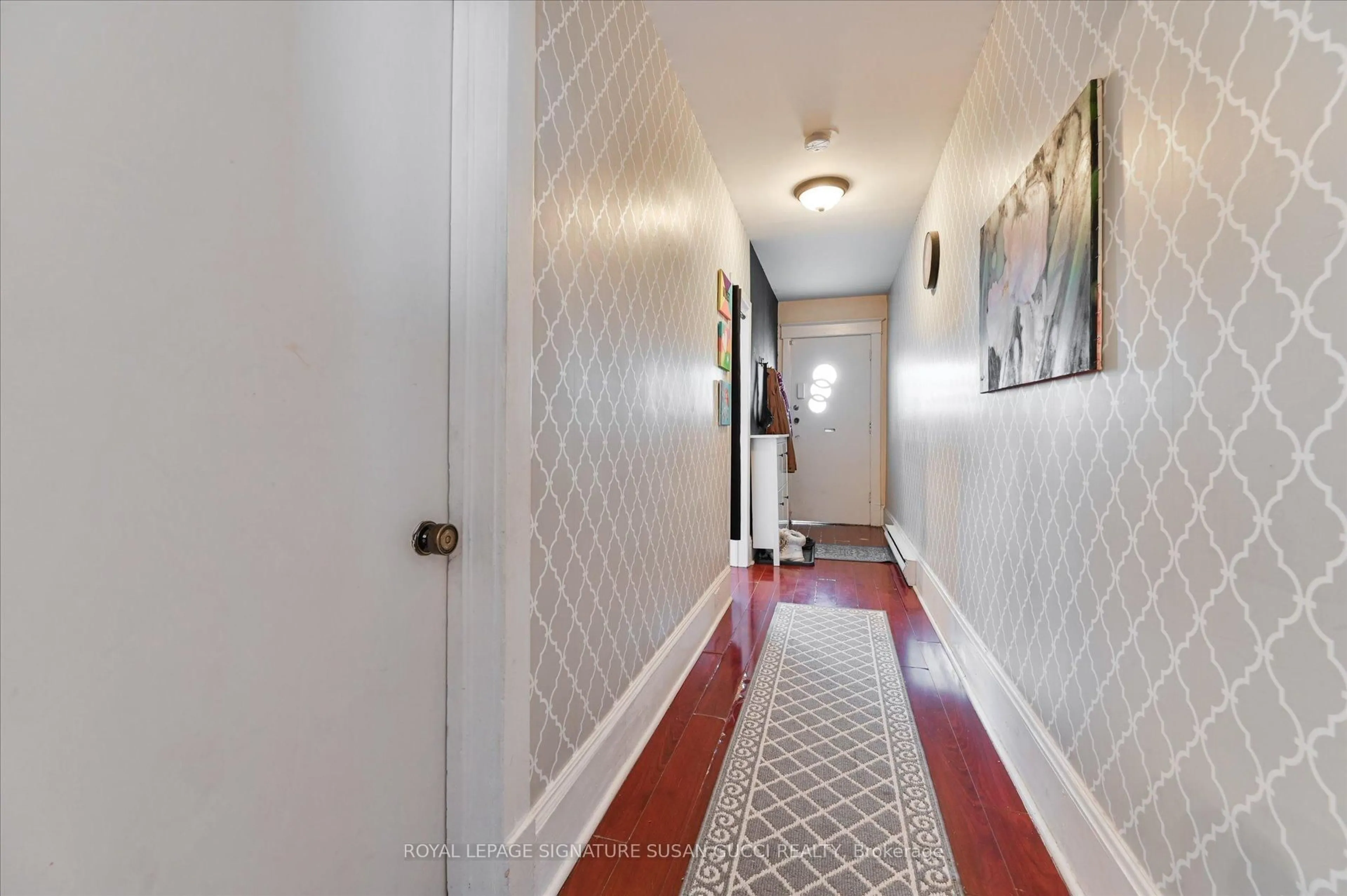 Indoor foyer for 840 Sammon Ave, Toronto Ontario M4C 2E8