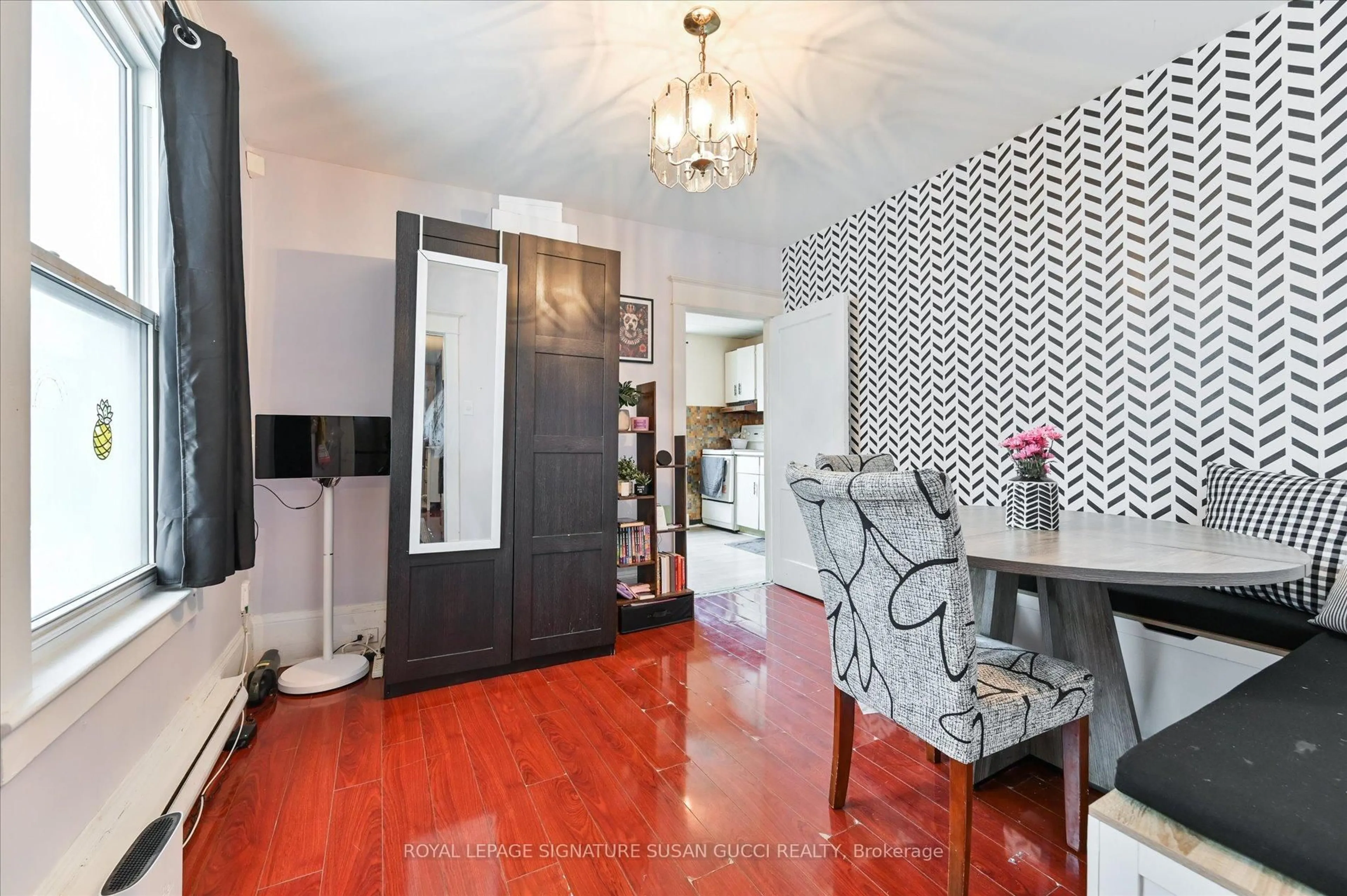 Unknown for 840 Sammon Ave, Toronto Ontario M4C 2E8