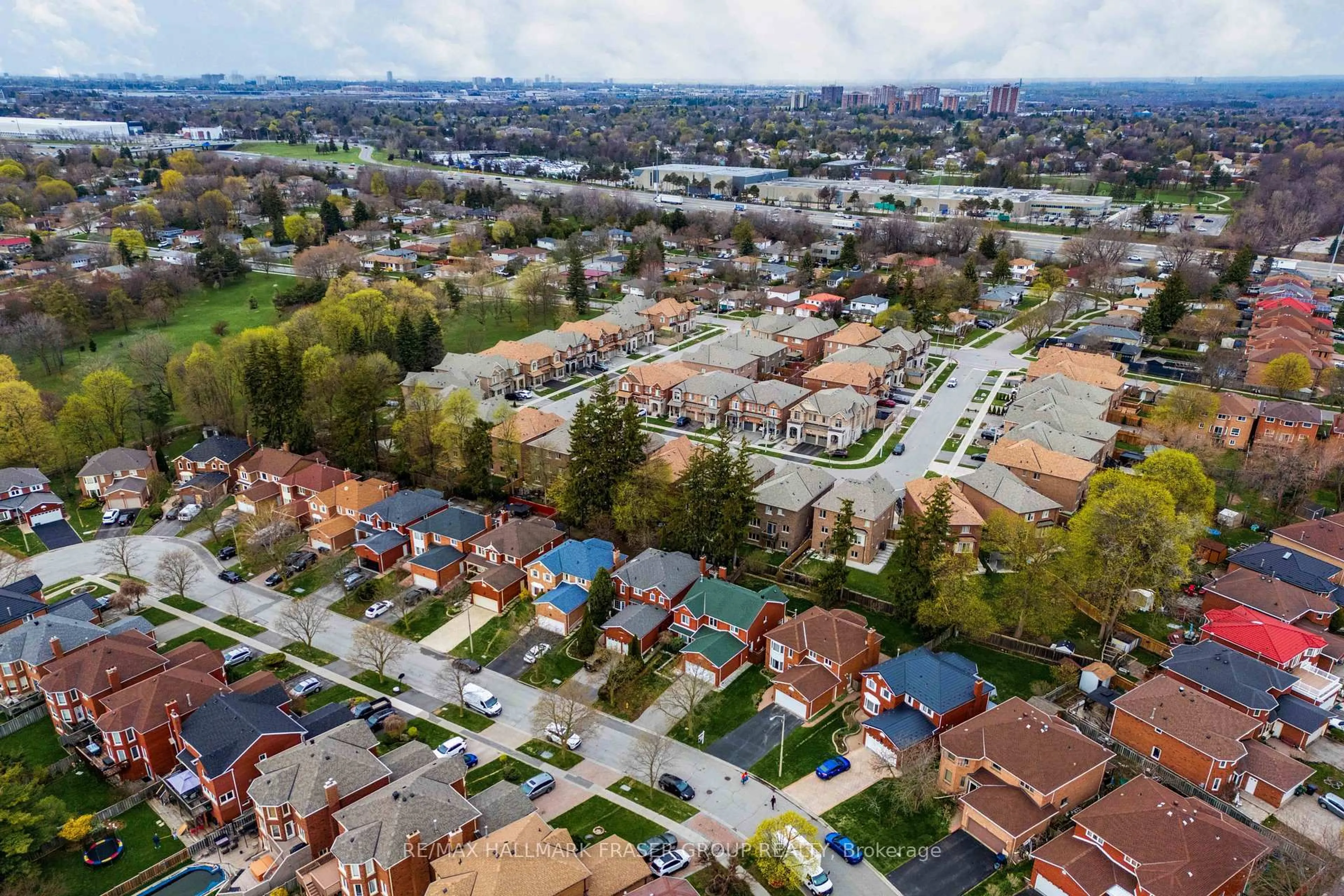 A pic from outside/outdoor area/front of a property/back of a property/a pic from drone, street for 40 Dartmoor Dr, Toronto Ontario M1E 5B2