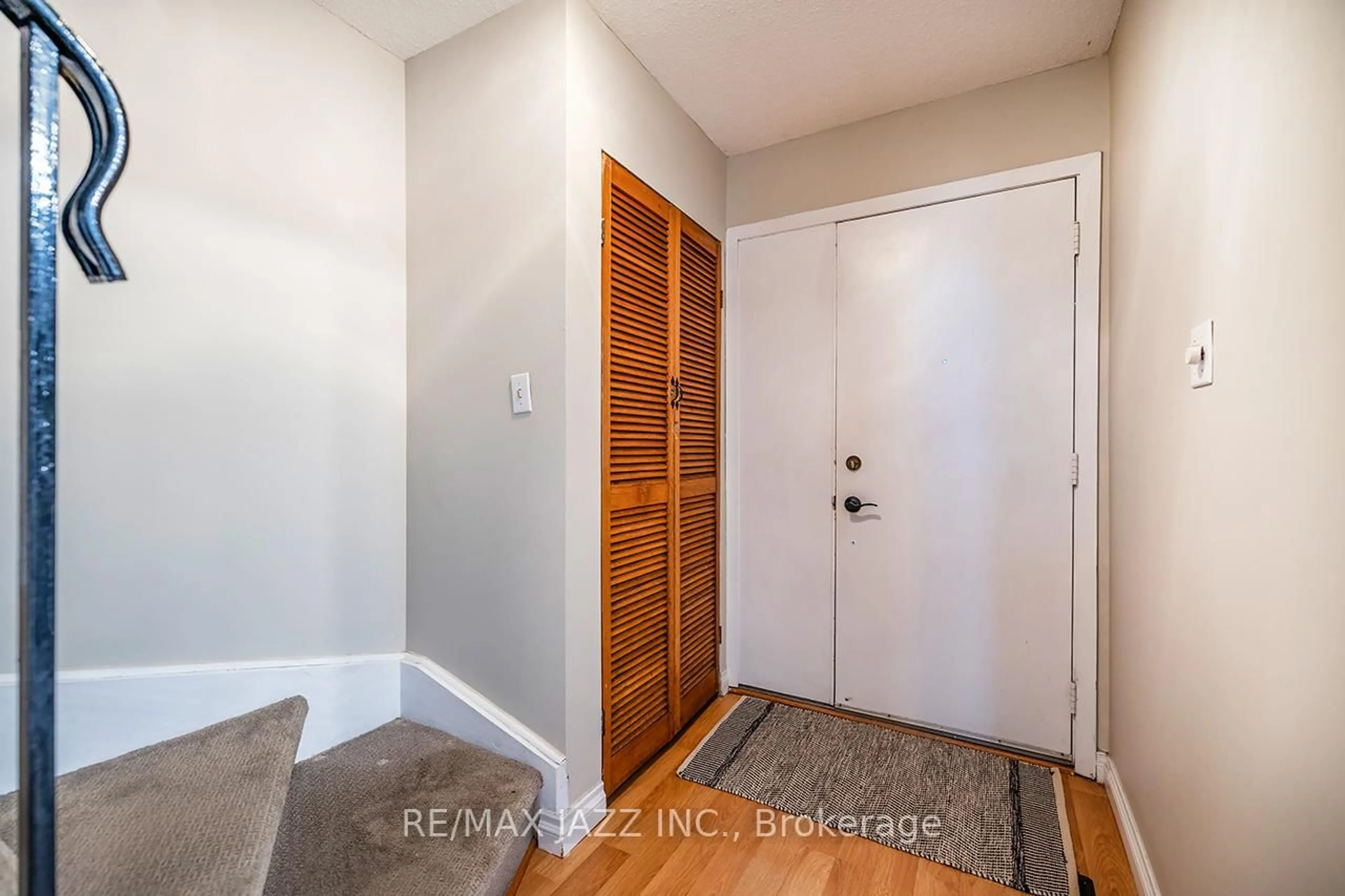 Indoor entryway for 1347 Mary St, Oshawa Ontario L1G 6T2