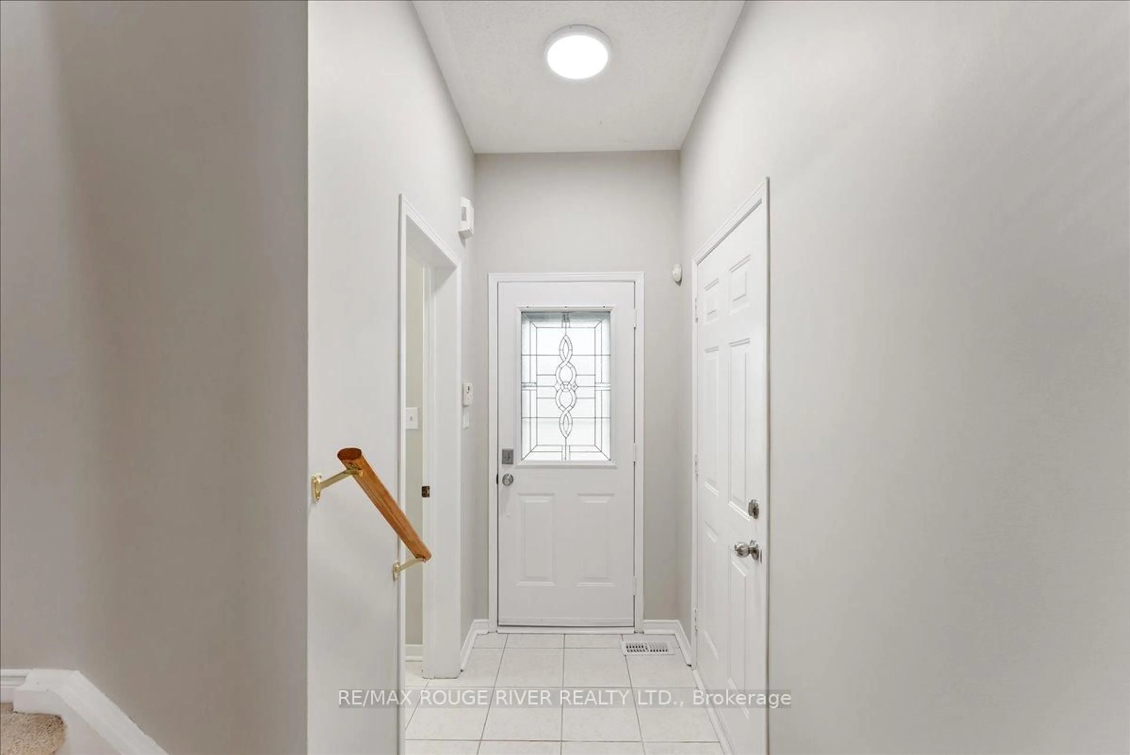 Indoor entryway for 10 Plantation Crt, Whitby Ontario L1P 1R2