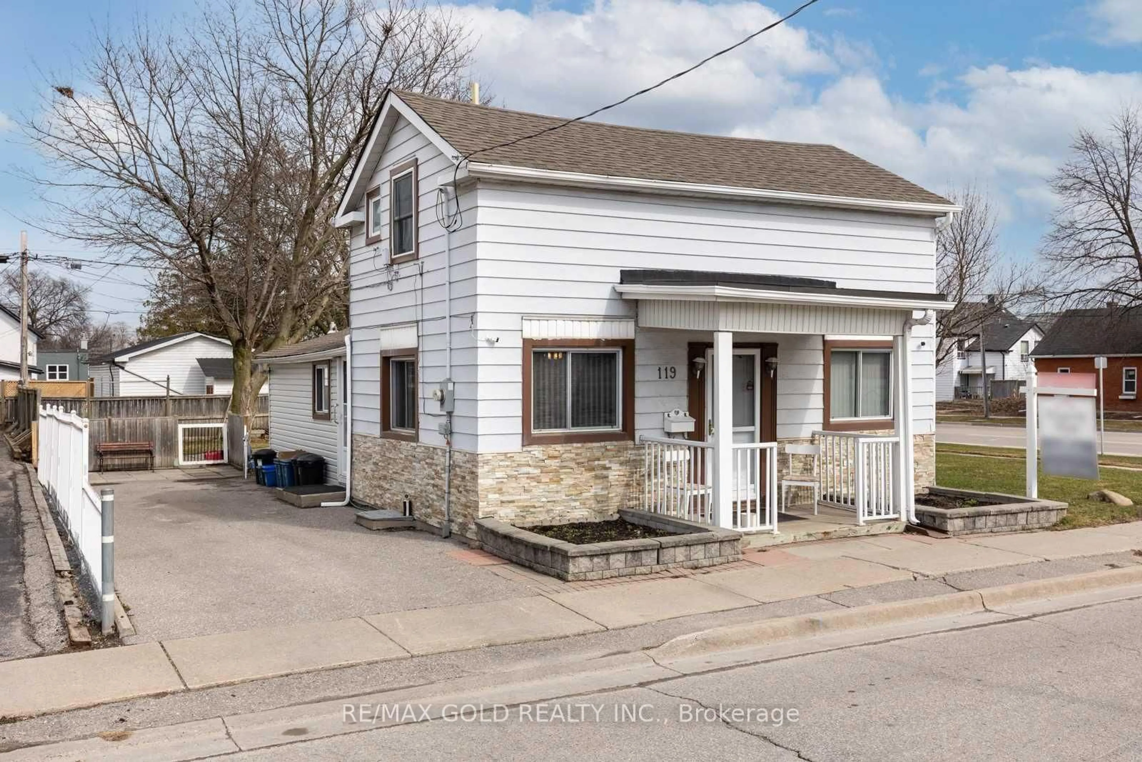 A pic from outside/outdoor area/front of a property/back of a property/a pic from drone, street for 119 Celina St, Oshawa Ontario L1H 4N3