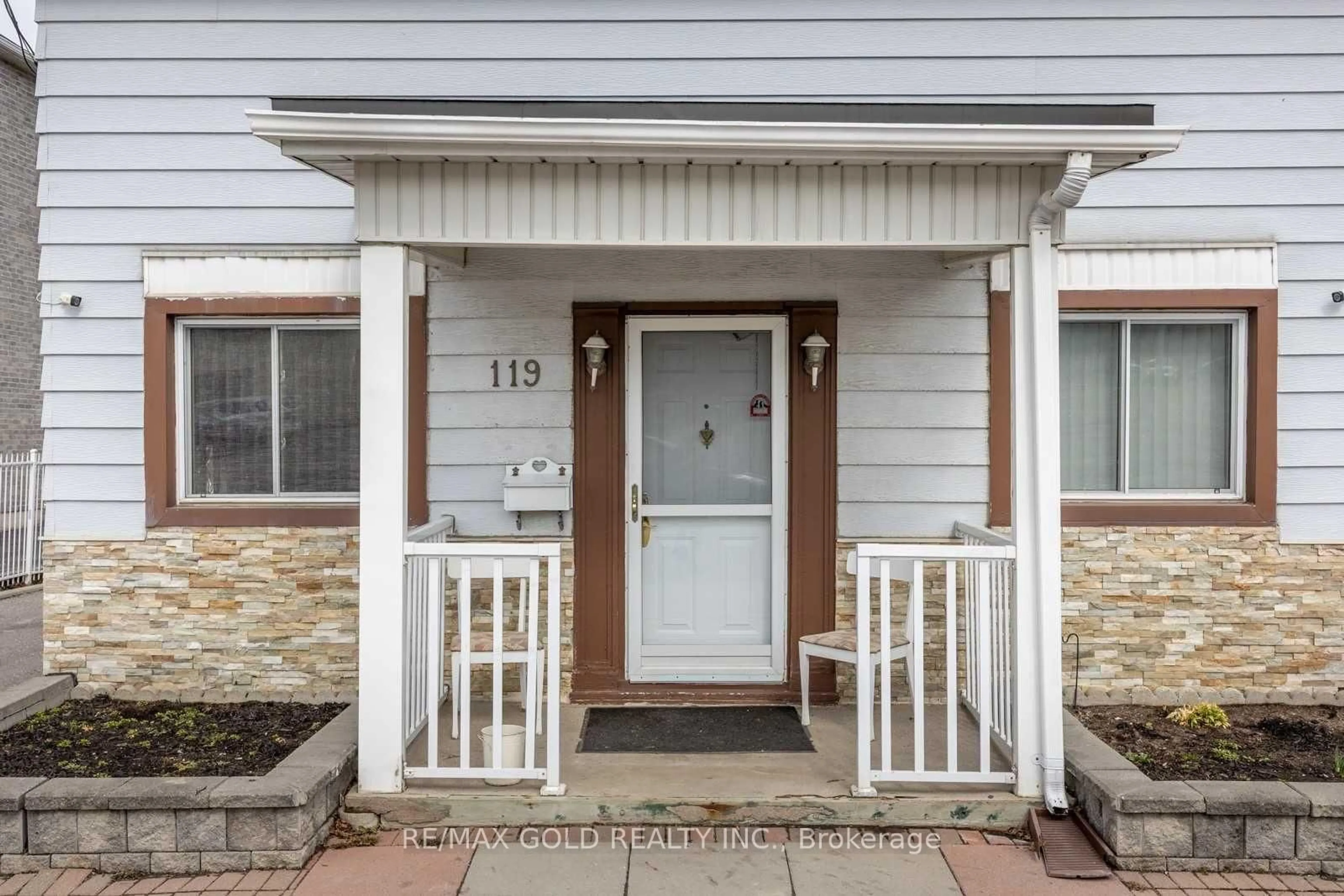 Indoor entryway for 119 Celina St, Oshawa Ontario L1H 4N3