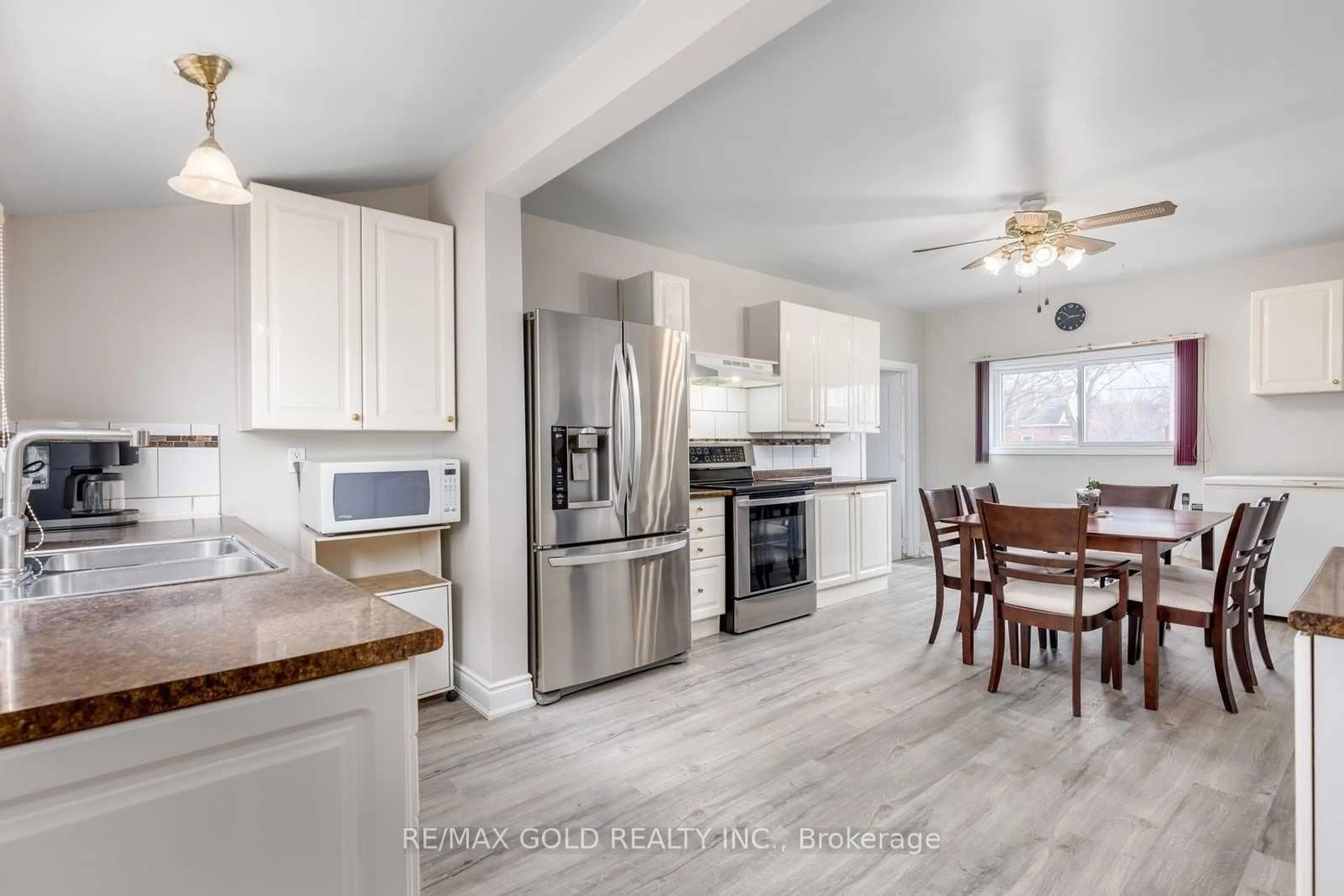 Open concept kitchen, ceramic/tile floor for 119 Celina St, Oshawa Ontario L1H 4N3