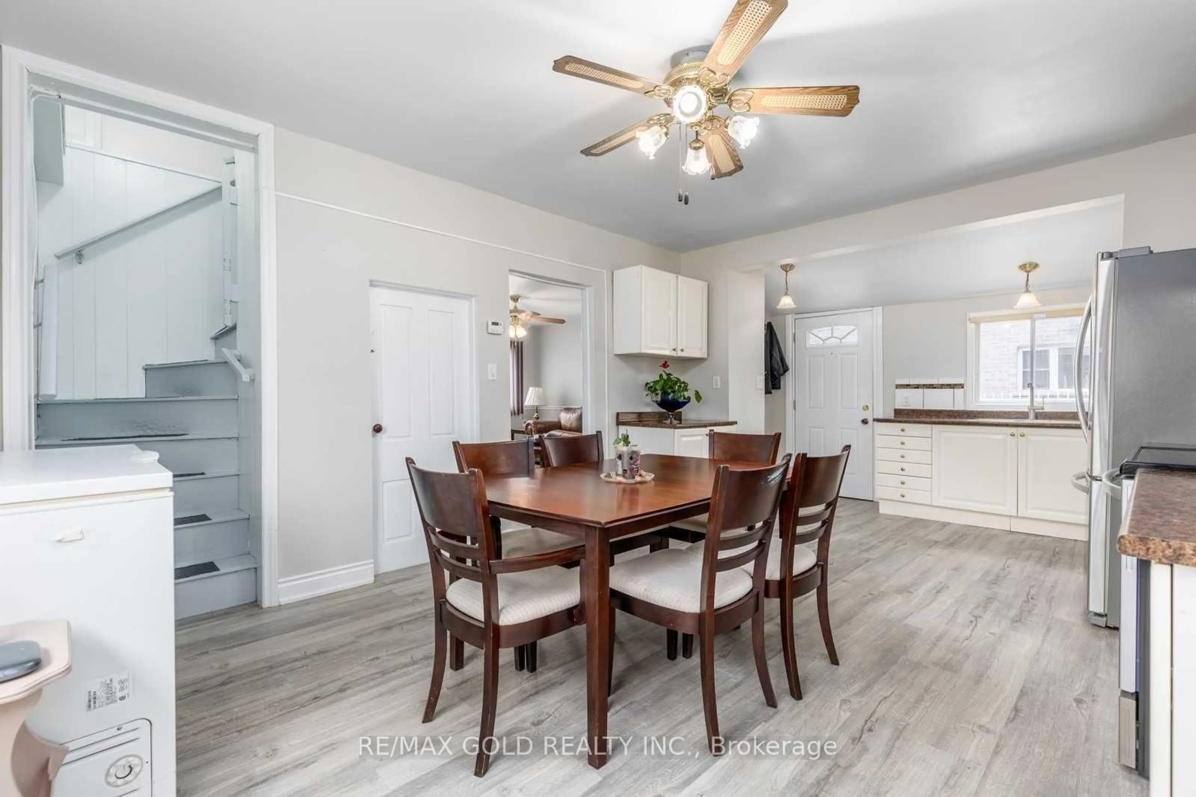 Dining room, wood/laminate floor for 119 Celina St, Oshawa Ontario L1H 4N3