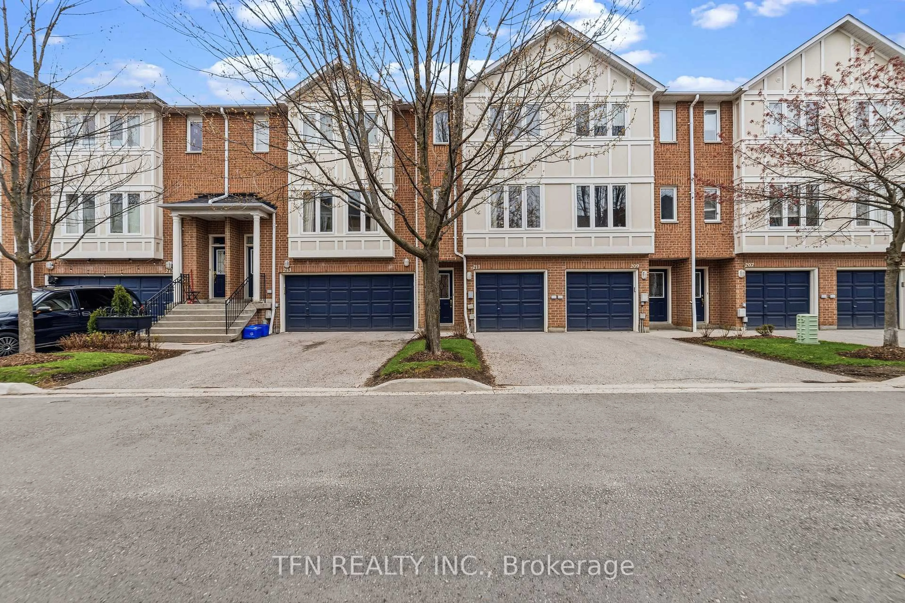 Unknown for 83 Mondeo Dr #211, Toronto Ontario M1P 5B6