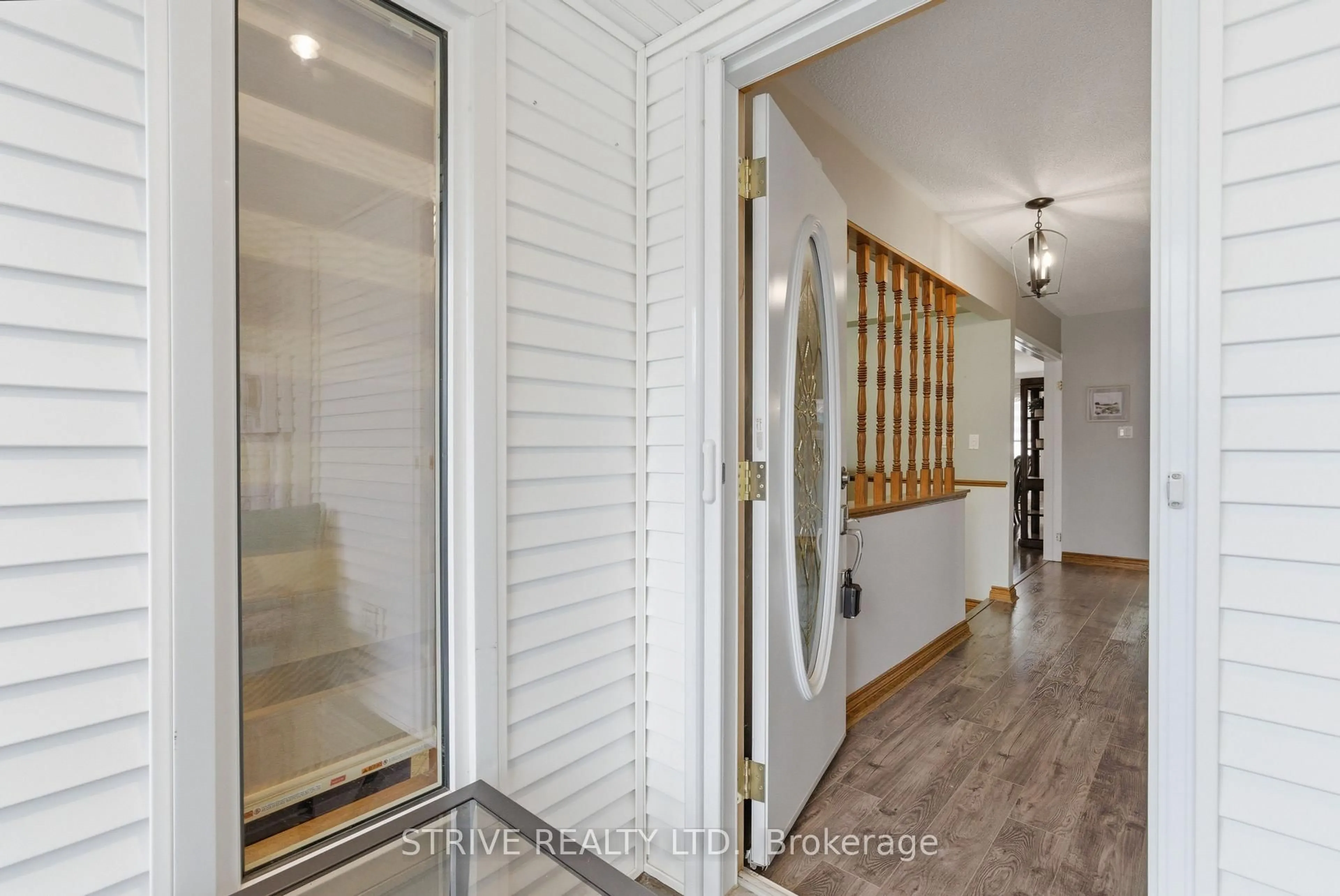 Indoor entryway for 505 Salisbury St, Oshawa Ontario L1J 6L9