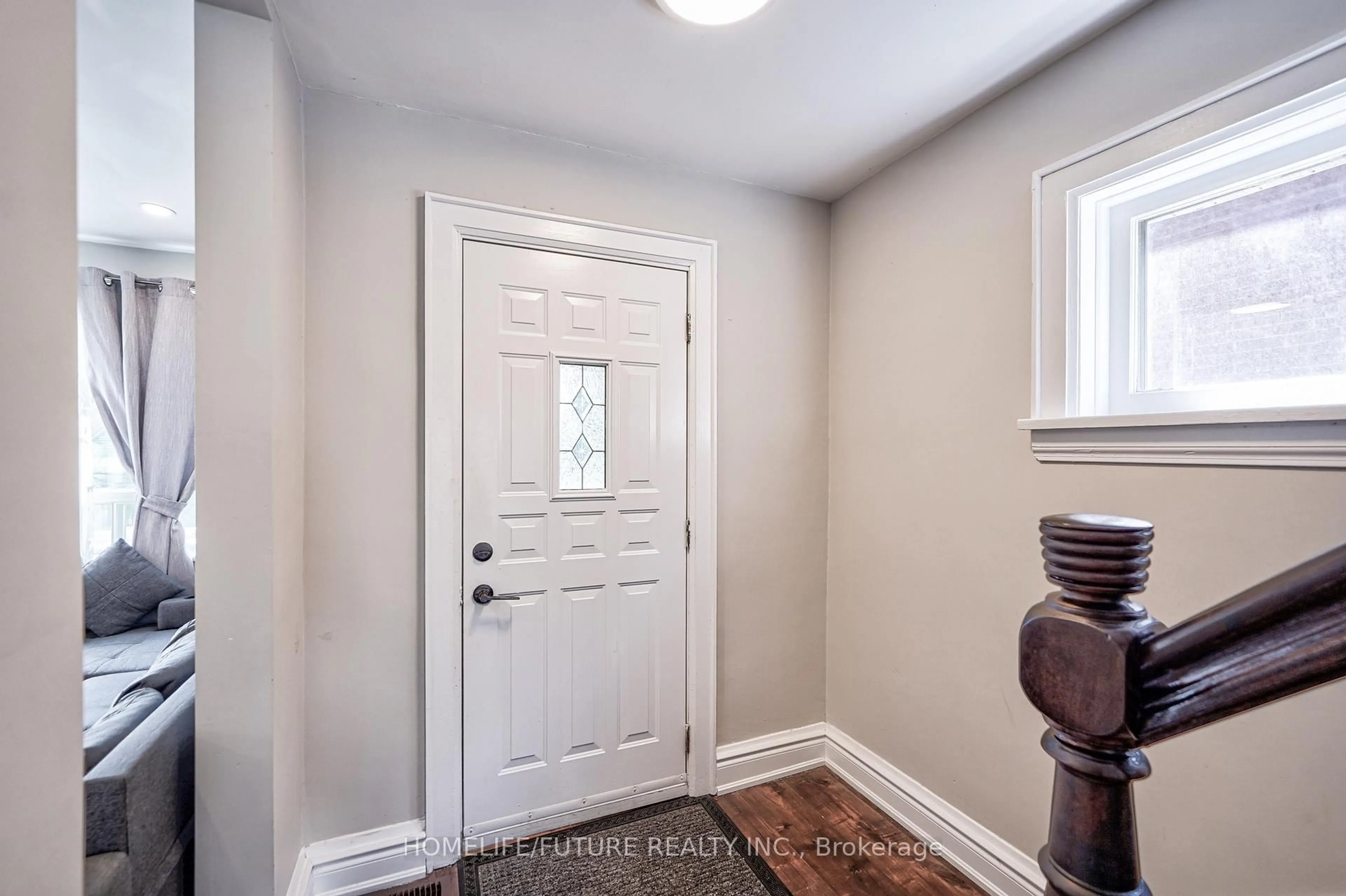 Indoor entryway for 268 Ritson Rd, Oshawa Ontario L1H 5J1