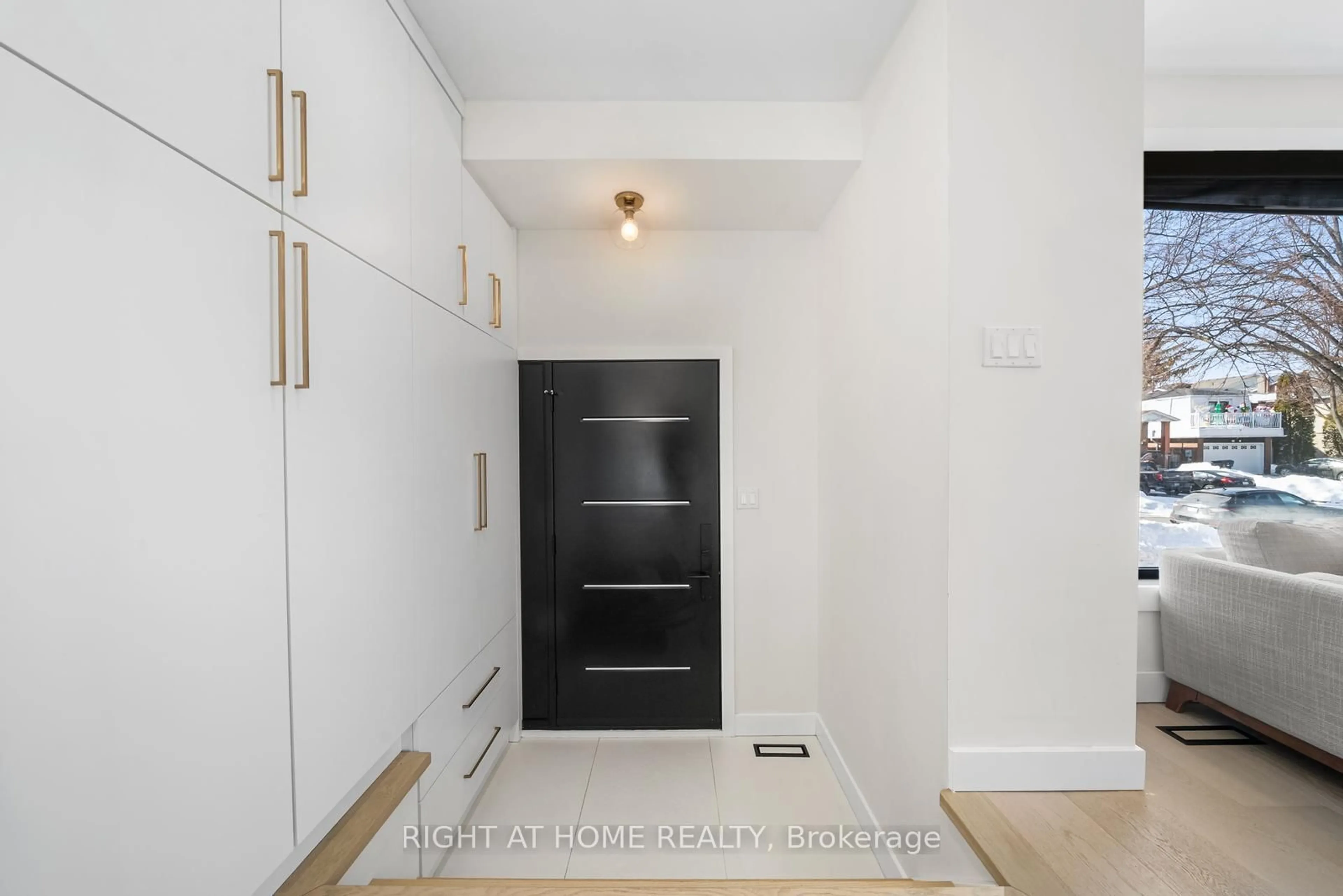 Indoor entryway for 9 Thistlewaite Cres, Toronto Ontario M1S 3Y8