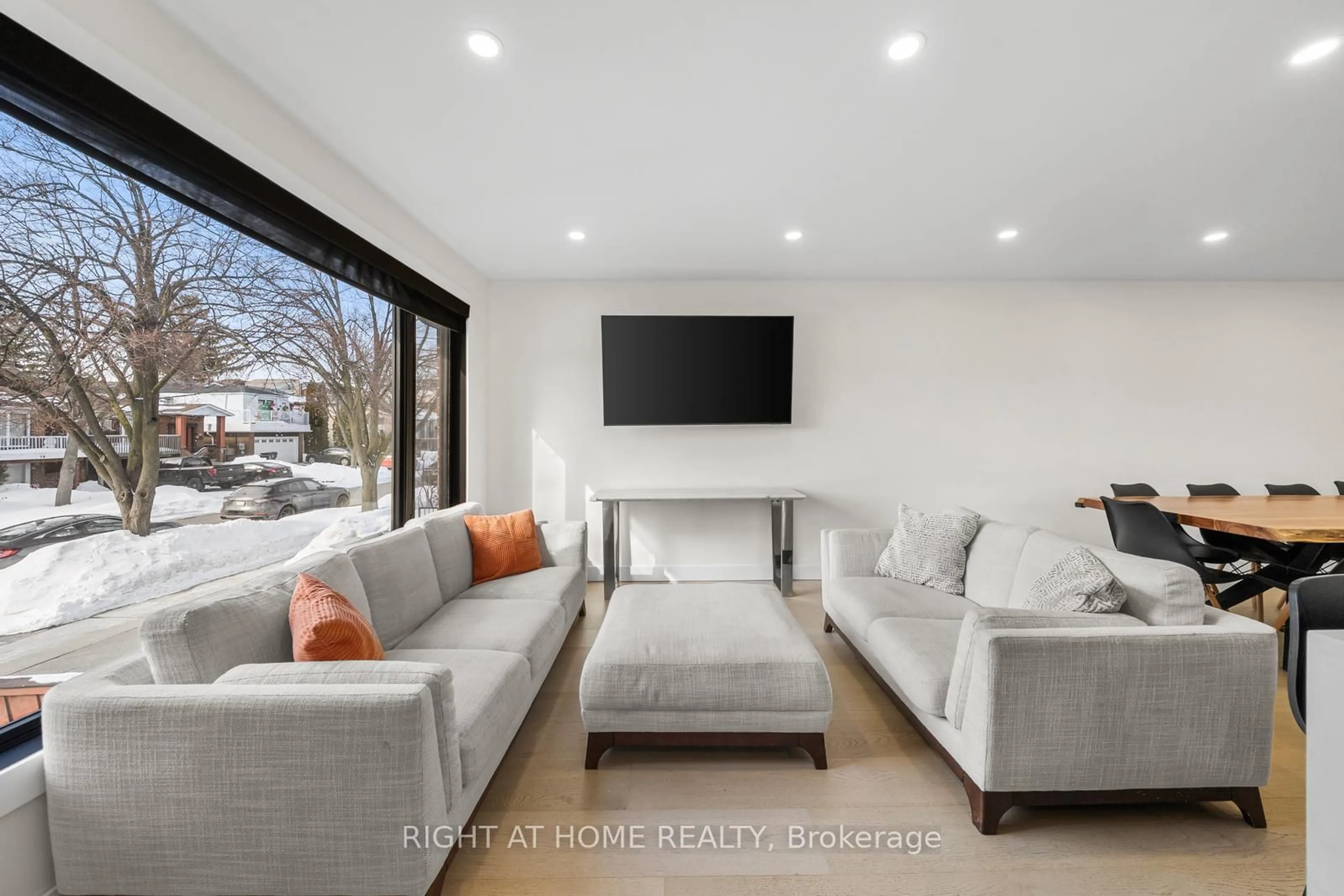 Living room with furniture, unknown for 9 Thistlewaite Cres, Toronto Ontario M1S 3Y8