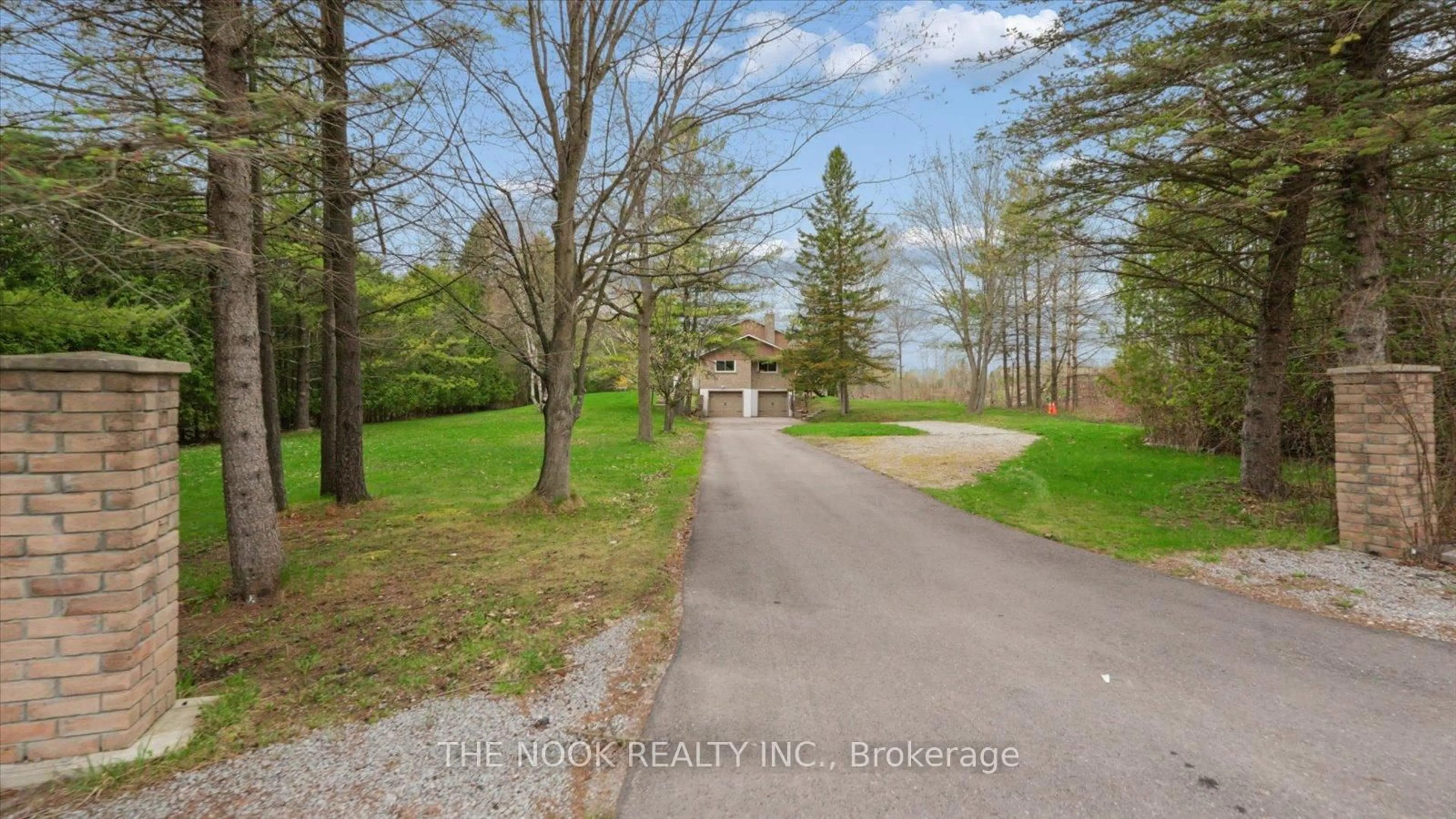 A pic from outside/outdoor area/front of a property/back of a property/a pic from drone, unknown for 4680 Anderson St, Whitby Ontario L1R 2V9