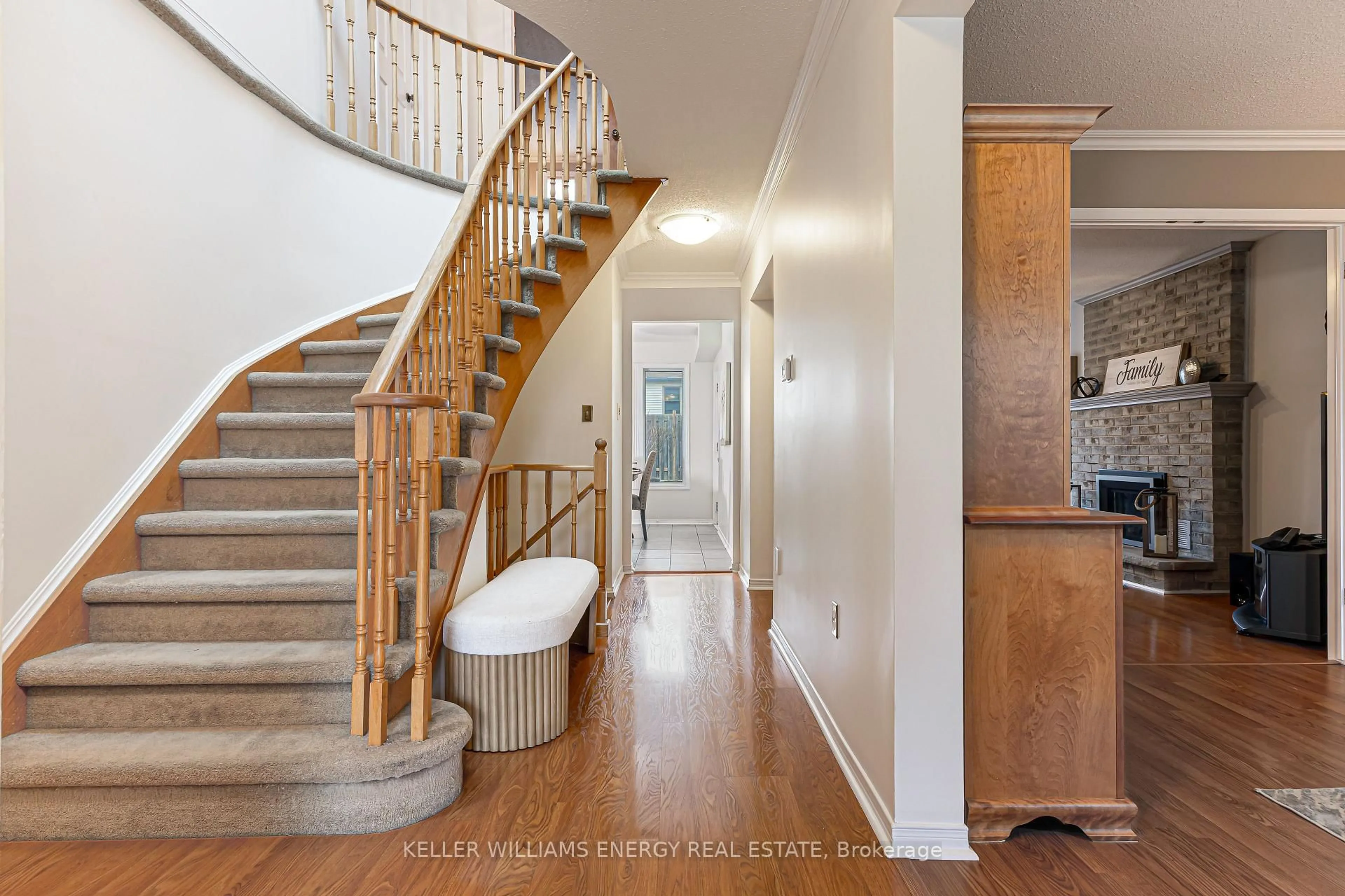 Indoor entryway for 873 Lochness Cres, Oshawa Ontario L1J 7P9
