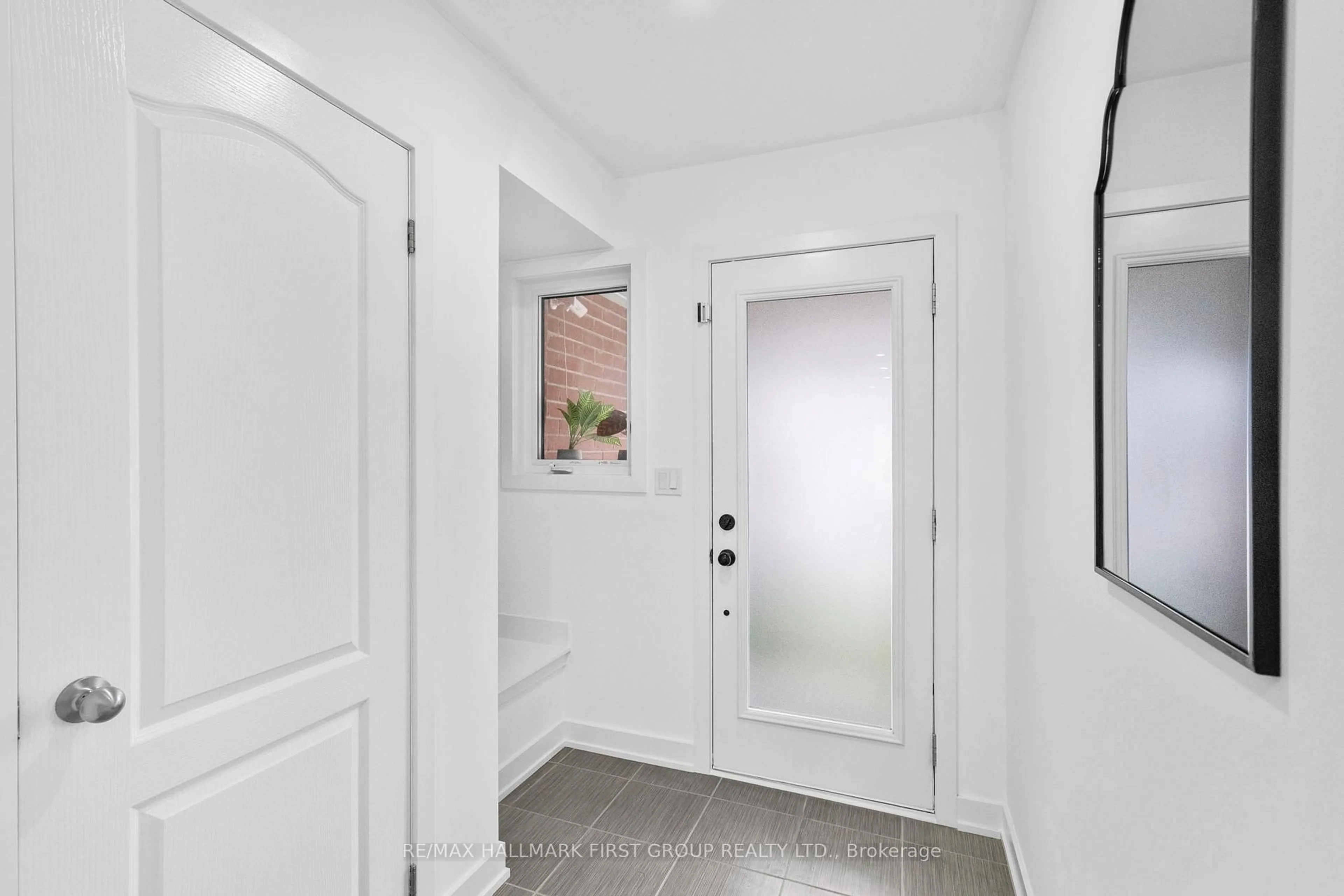 Indoor entryway for 990 Kicking Horse Path, Oshawa Ontario L1J 0B4