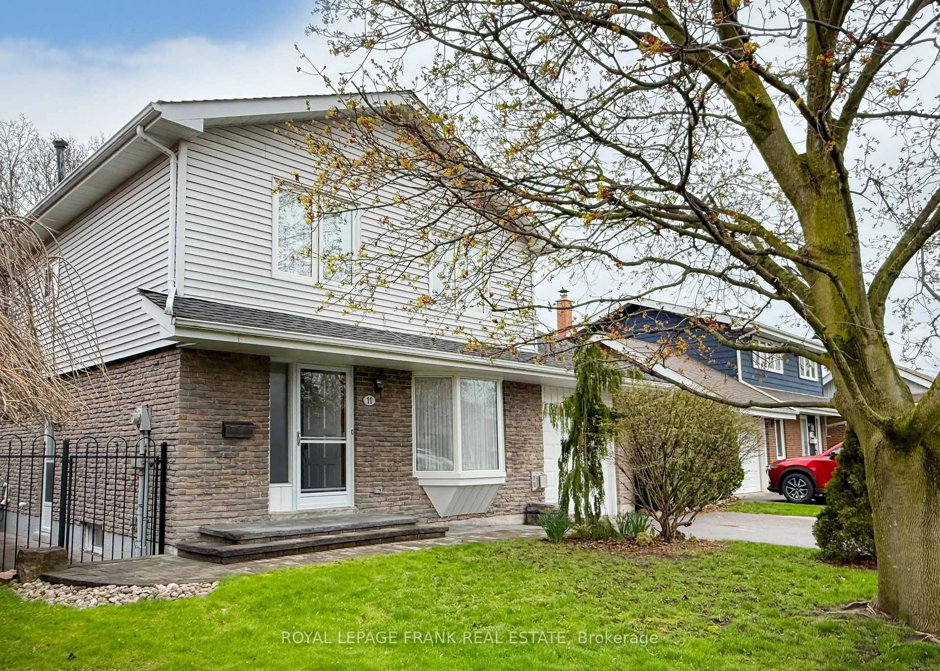 Home with vinyl exterior material, street for 11 Cardiff Crt, Whitby Ontario L1N 5N8