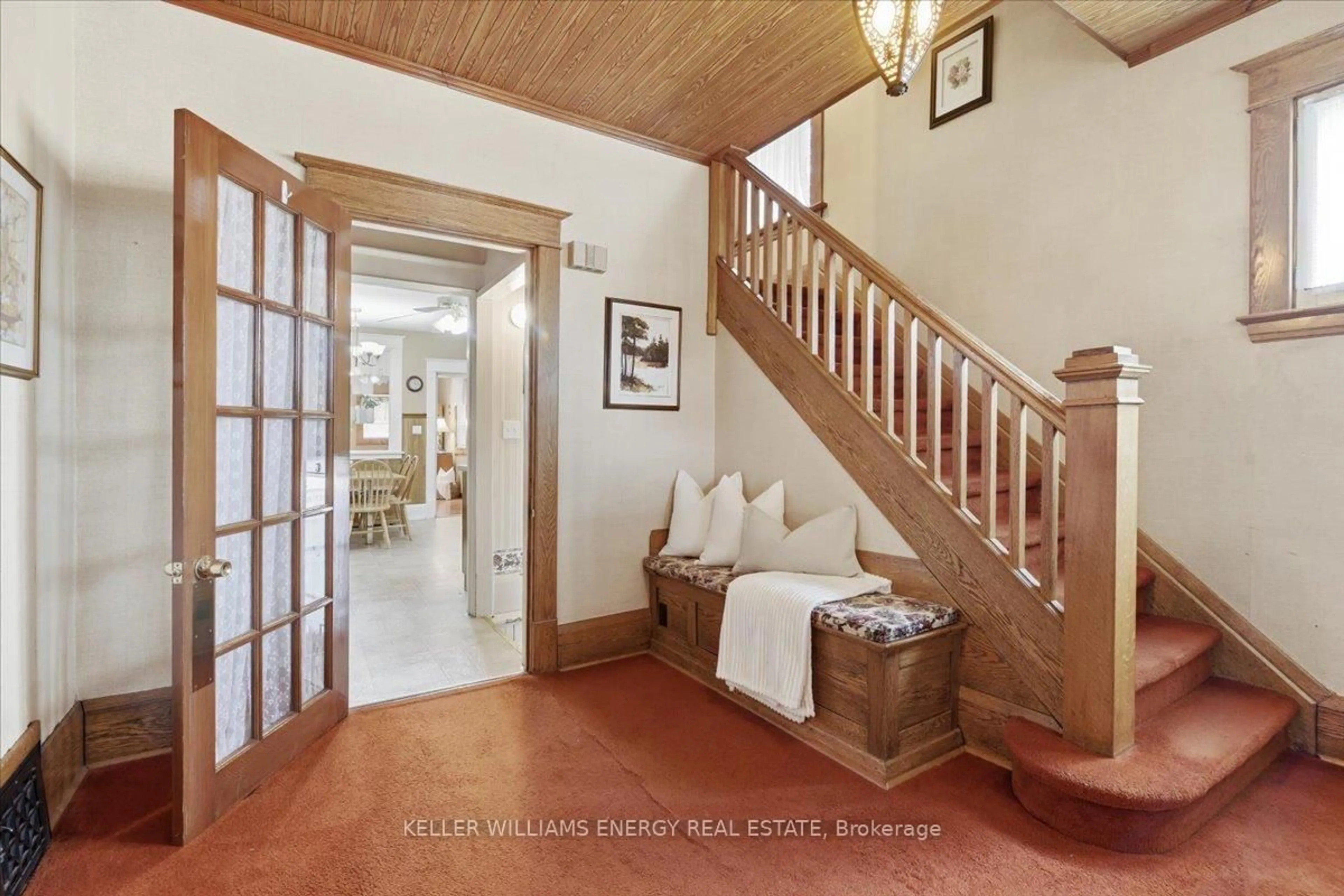 Indoor foyer for 482 Simcoe St, Oshawa Ontario L1G 4T6