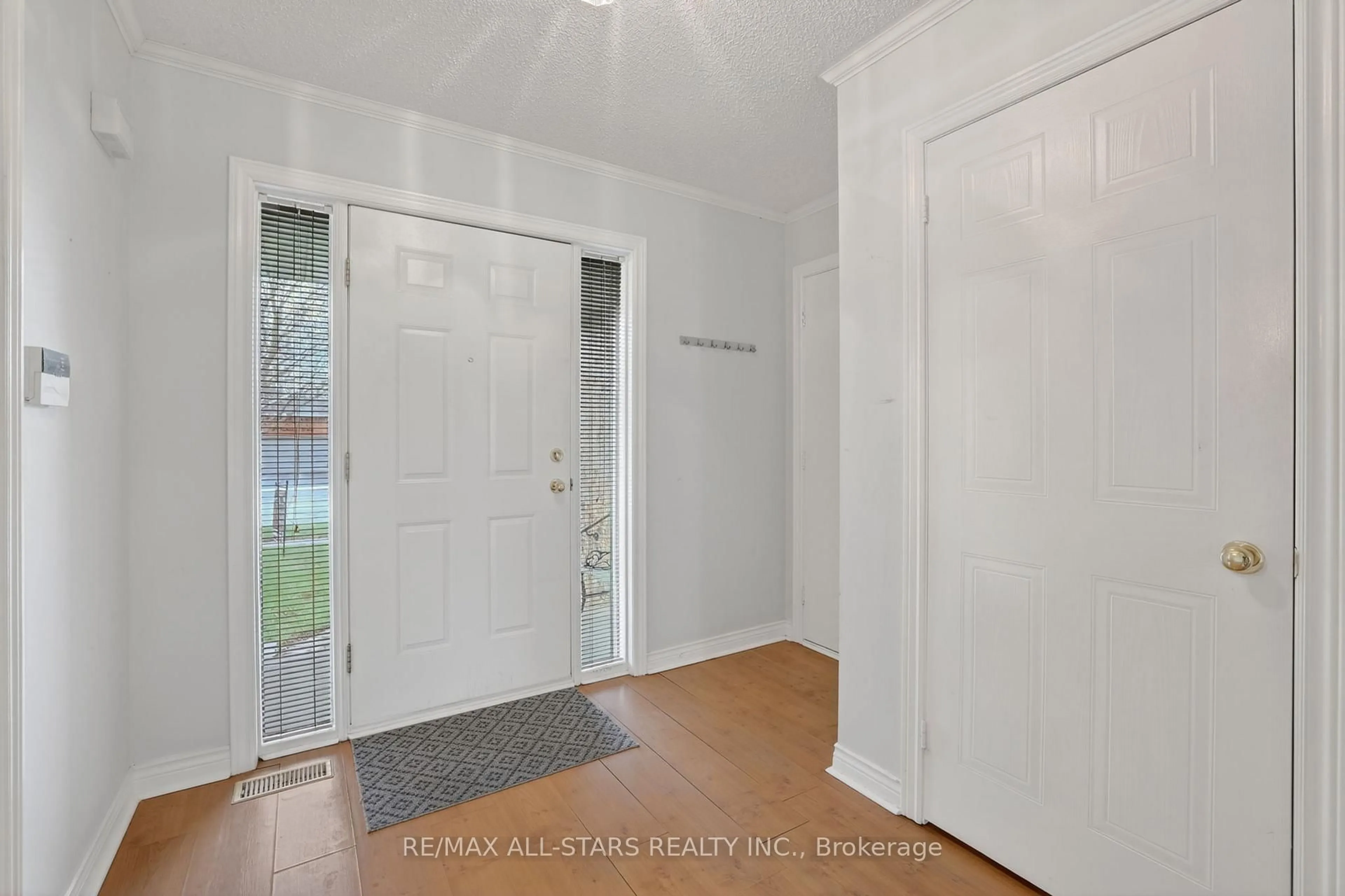 Indoor entryway for 29 Lakeview Dr, Scugog Ontario L9L 1G9