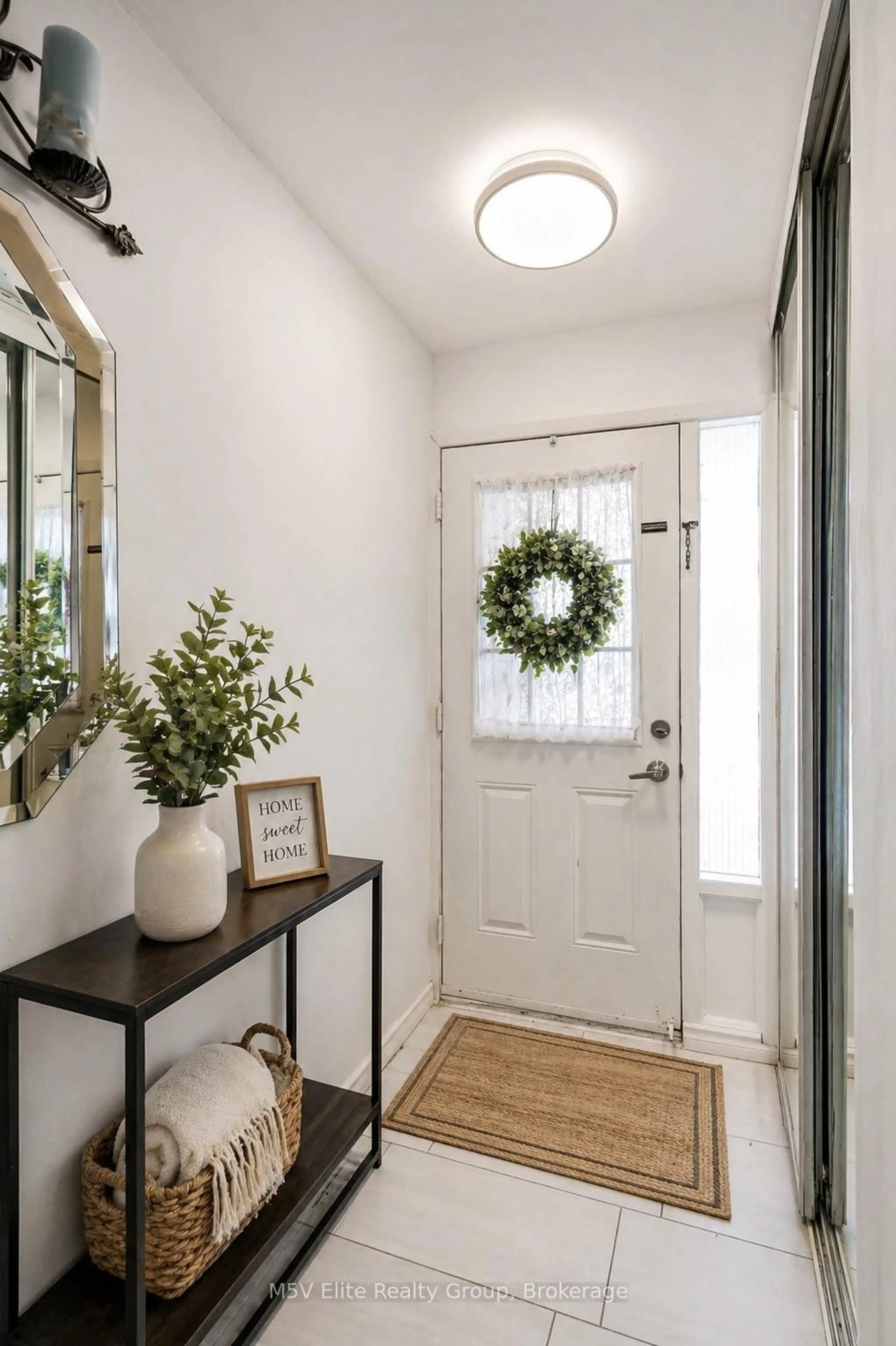 Indoor entryway for 105 Dovedale Dr #2, Whitby Ontario L1N 1Z7