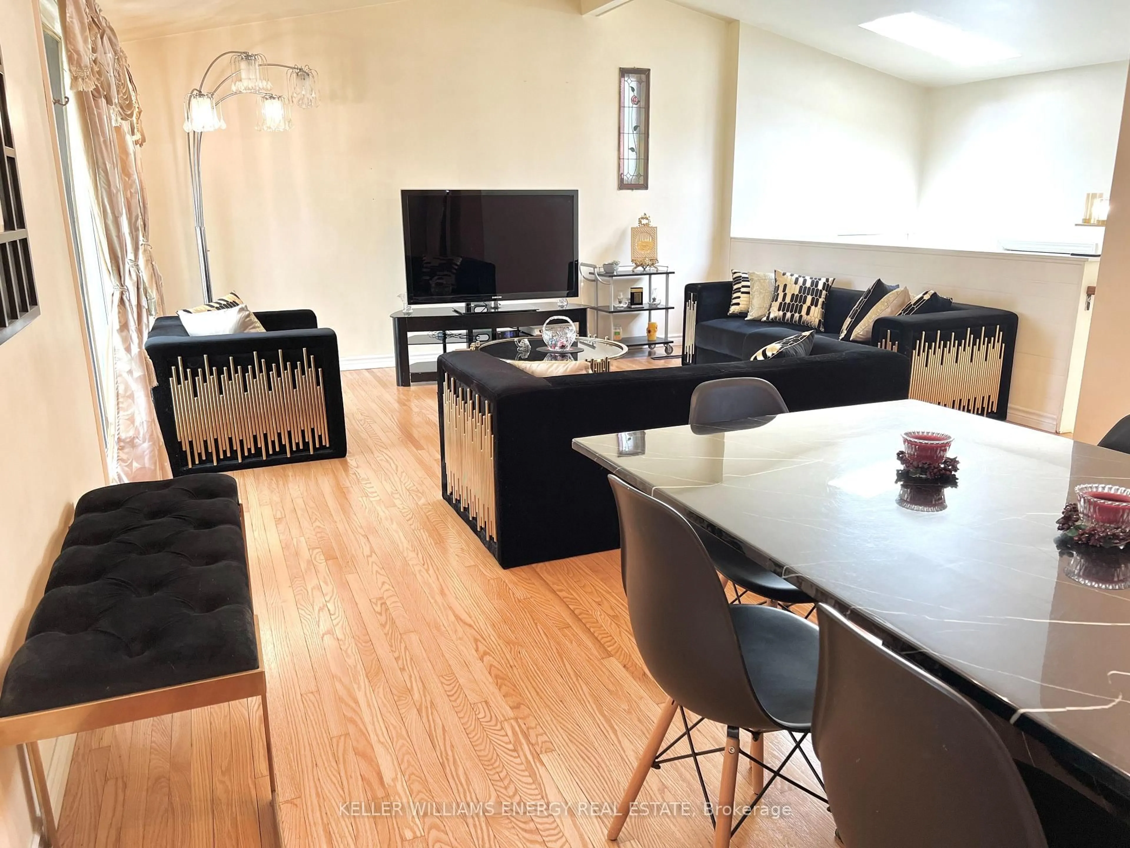 Living room with furniture, wood/laminate floor for 42 Oakley Blvd, Toronto Ontario M1P 3P4