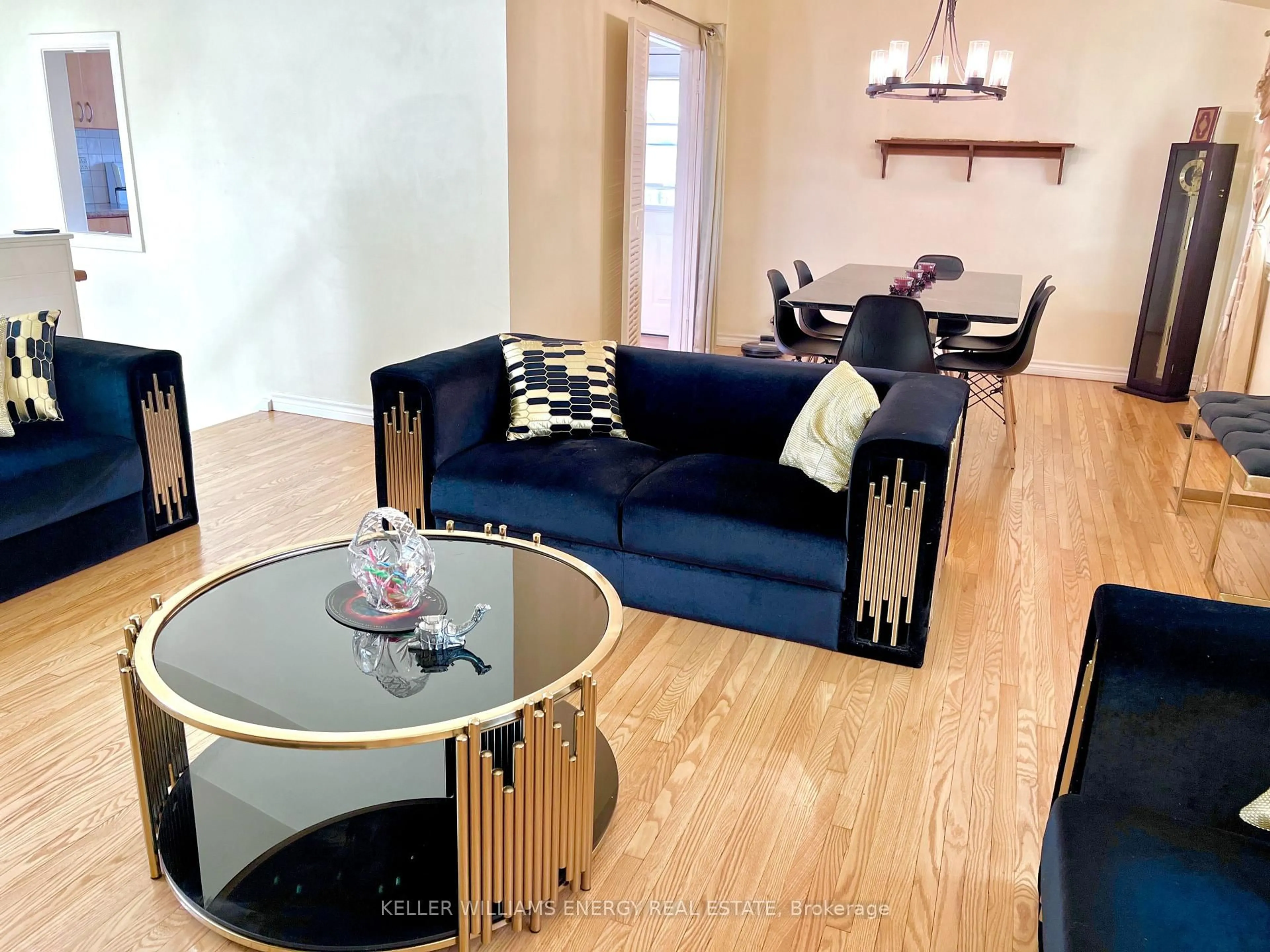 Living room with furniture, wood/laminate floor for 42 Oakley Blvd, Toronto Ontario M1P 3P4
