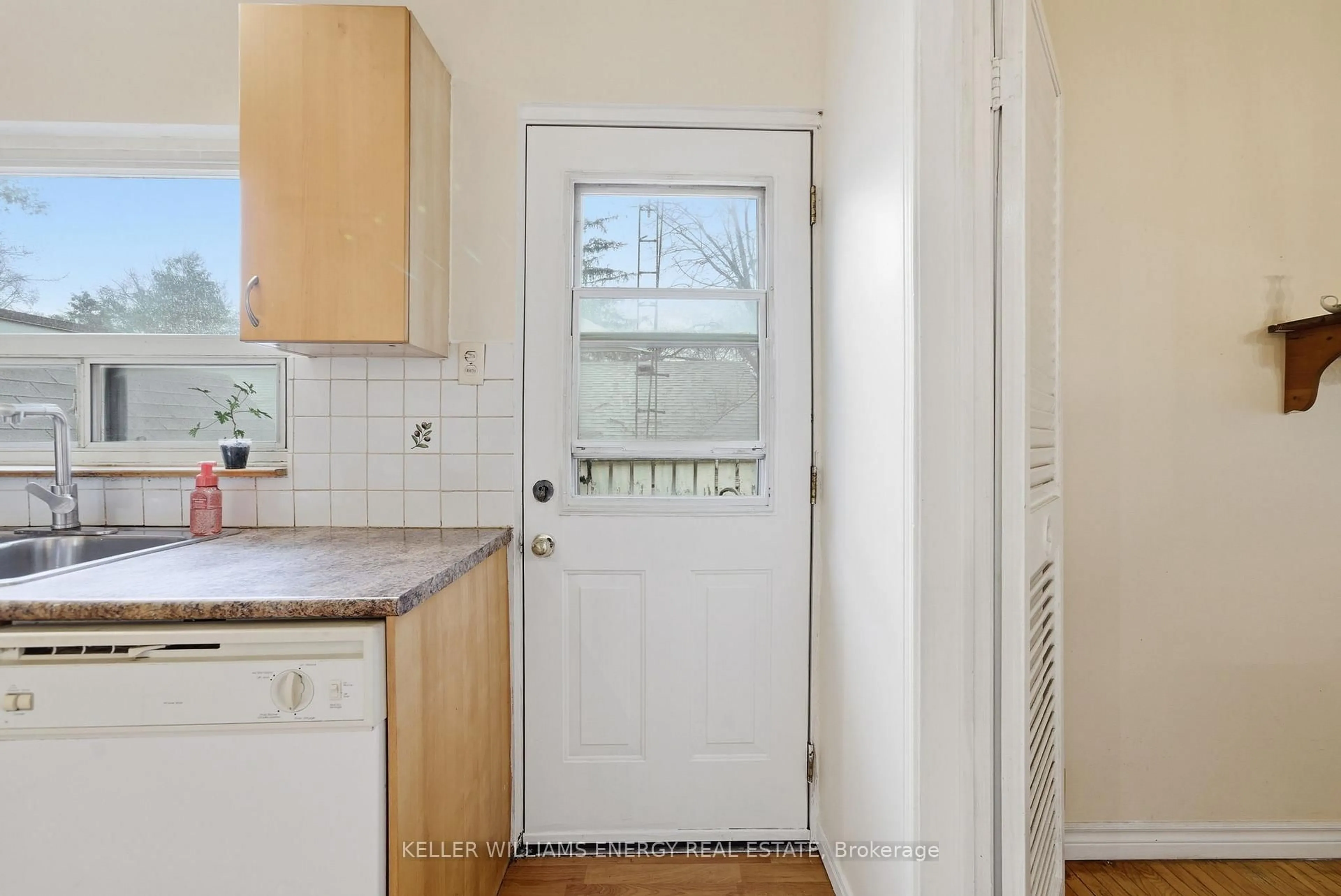 Standard kitchen, unknown for 42 Oakley Blvd, Toronto Ontario M1P 3P4