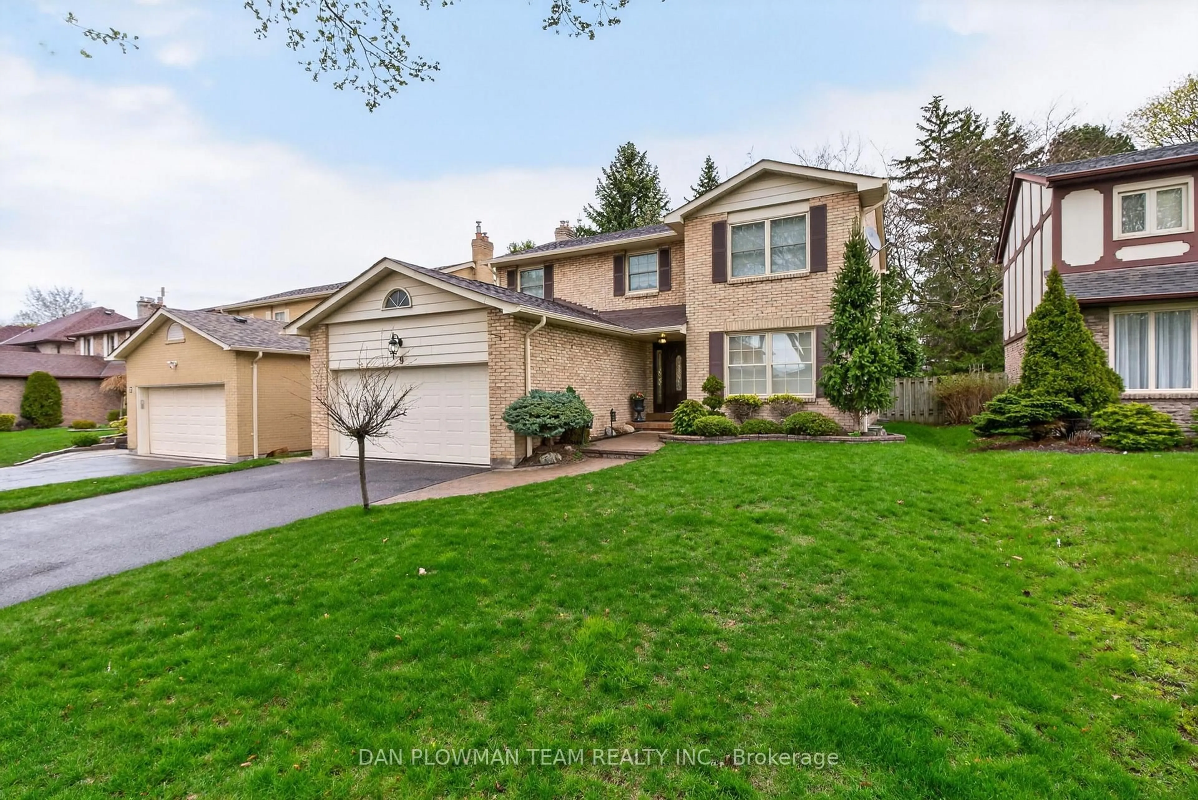 Home with vinyl exterior material, street for 9 Jubilee Crt, Whitby Ontario L1N 6R3