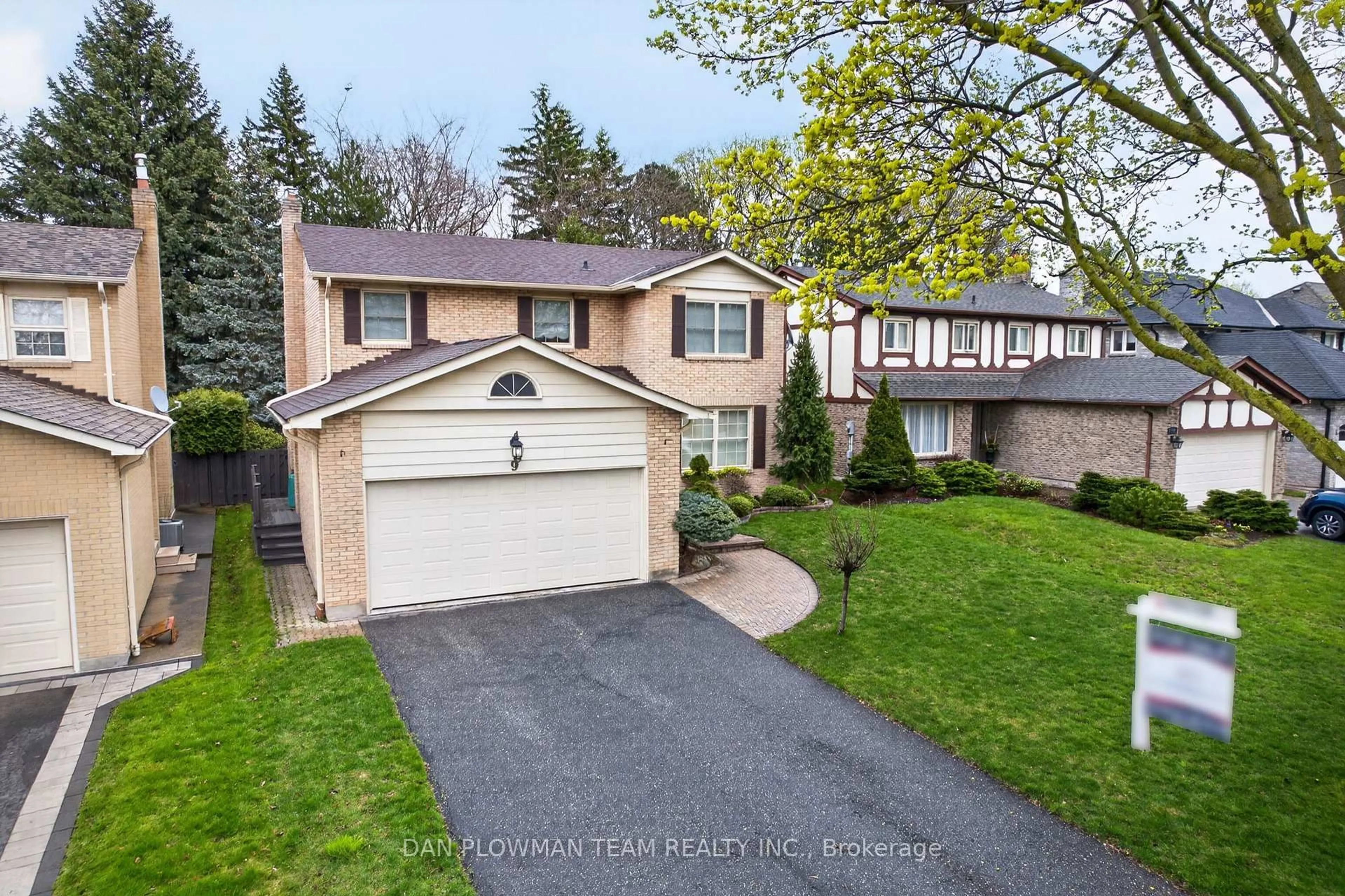 Home with vinyl exterior material, street for 9 Jubilee Crt, Whitby Ontario L1N 6R3