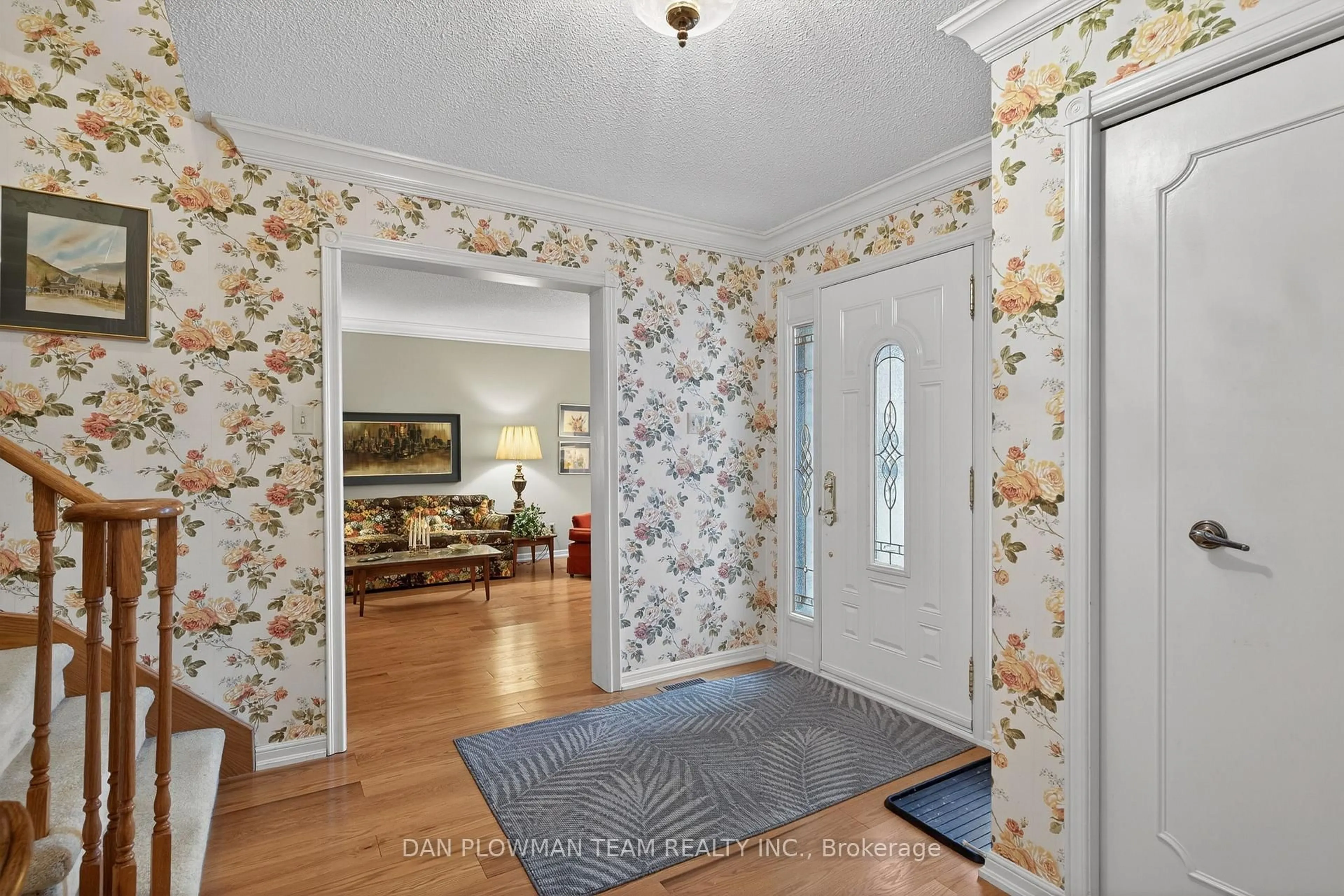 Indoor entryway for 9 Jubilee Crt, Whitby Ontario L1N 6R3