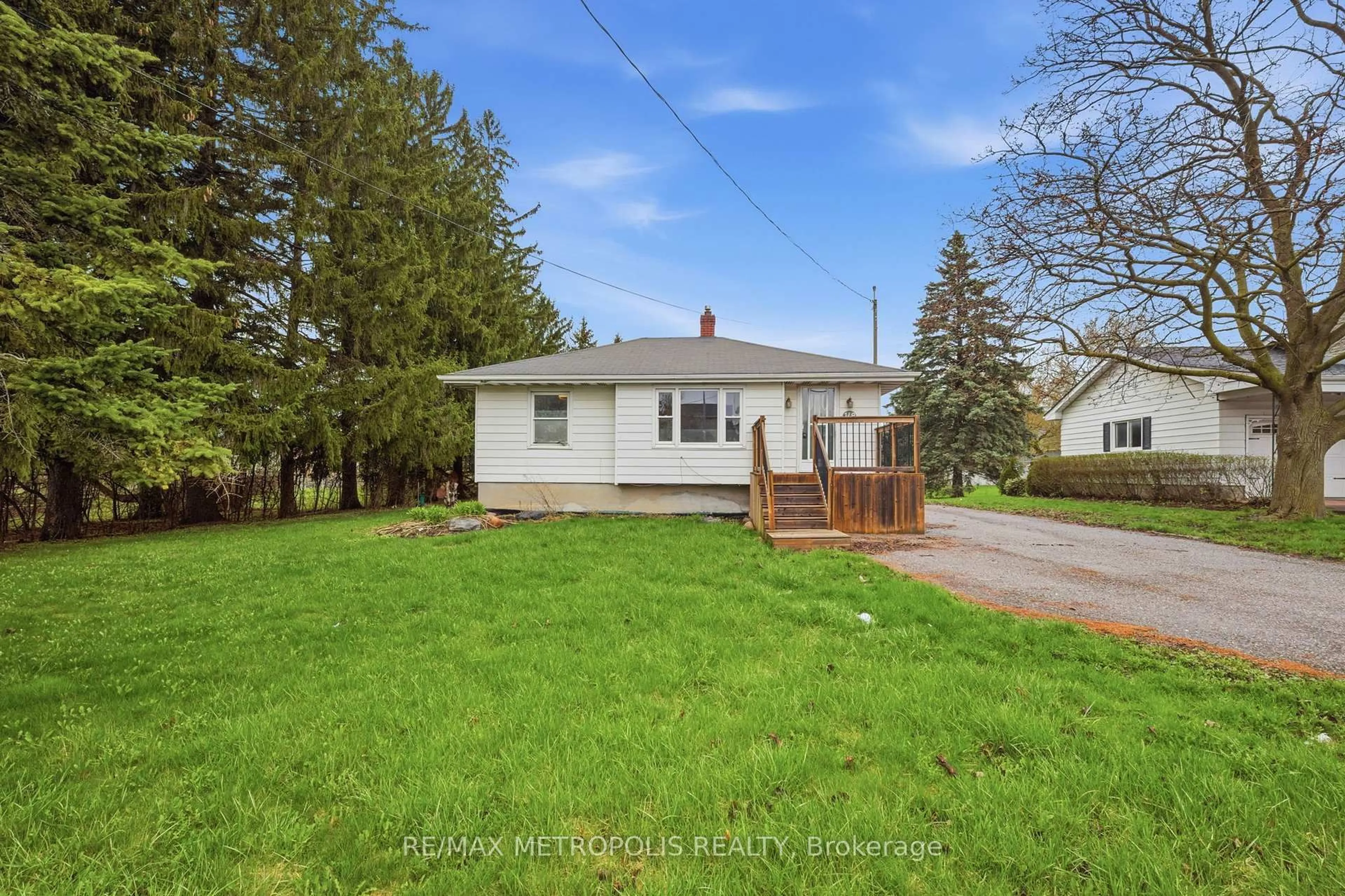 A pic from outside/outdoor area/front of a property/back of a property/a pic from drone, street for 148 Winchester Rd, Whitby Ontario L1M 1X2