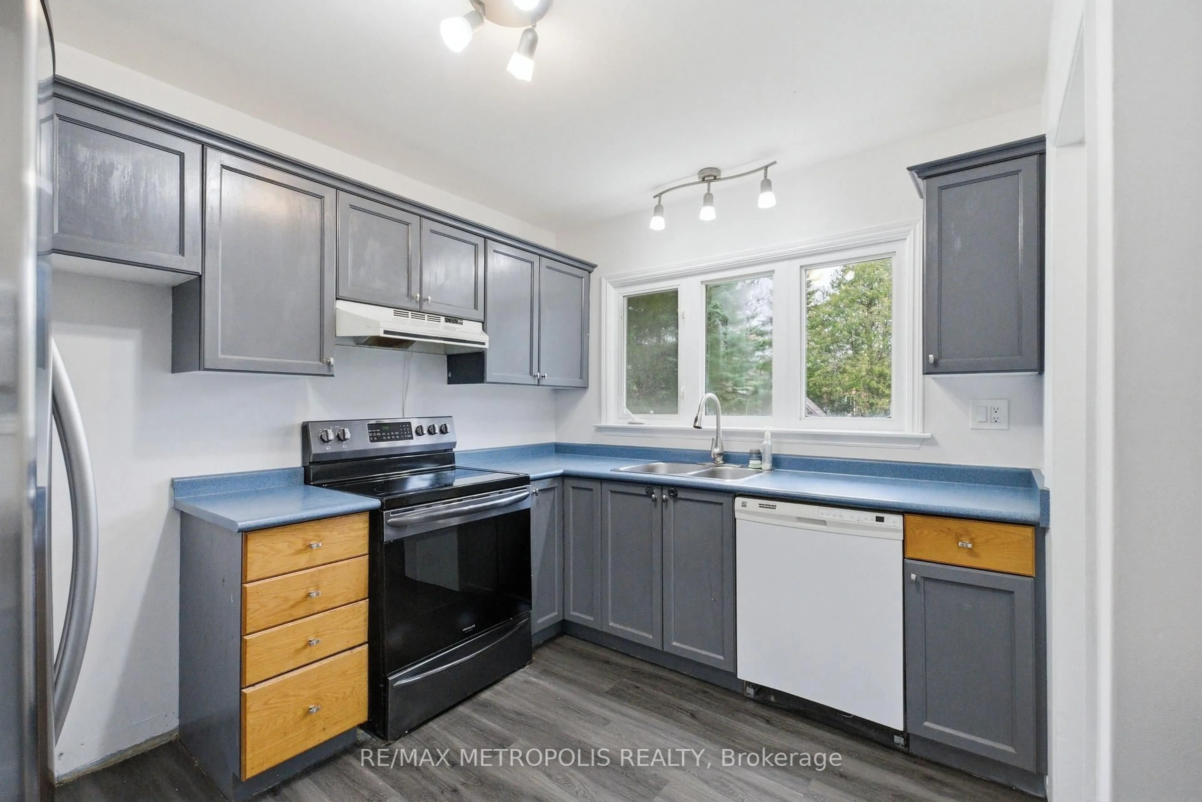 Standard kitchen, unknown for 148 Winchester Rd, Whitby Ontario L1M 1X2