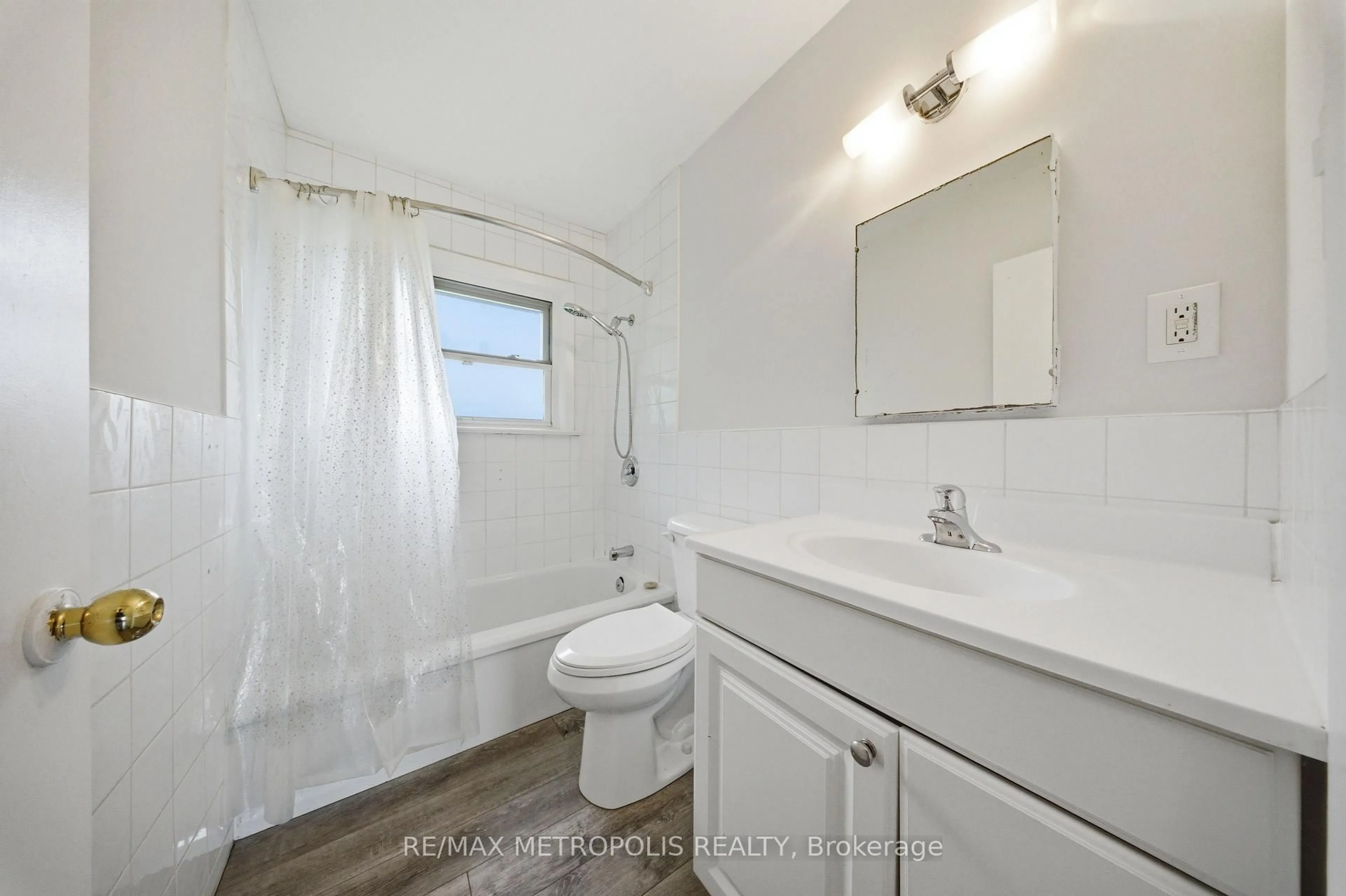 Standard bathroom, unknown for 148 Winchester Rd, Whitby Ontario L1M 1X2