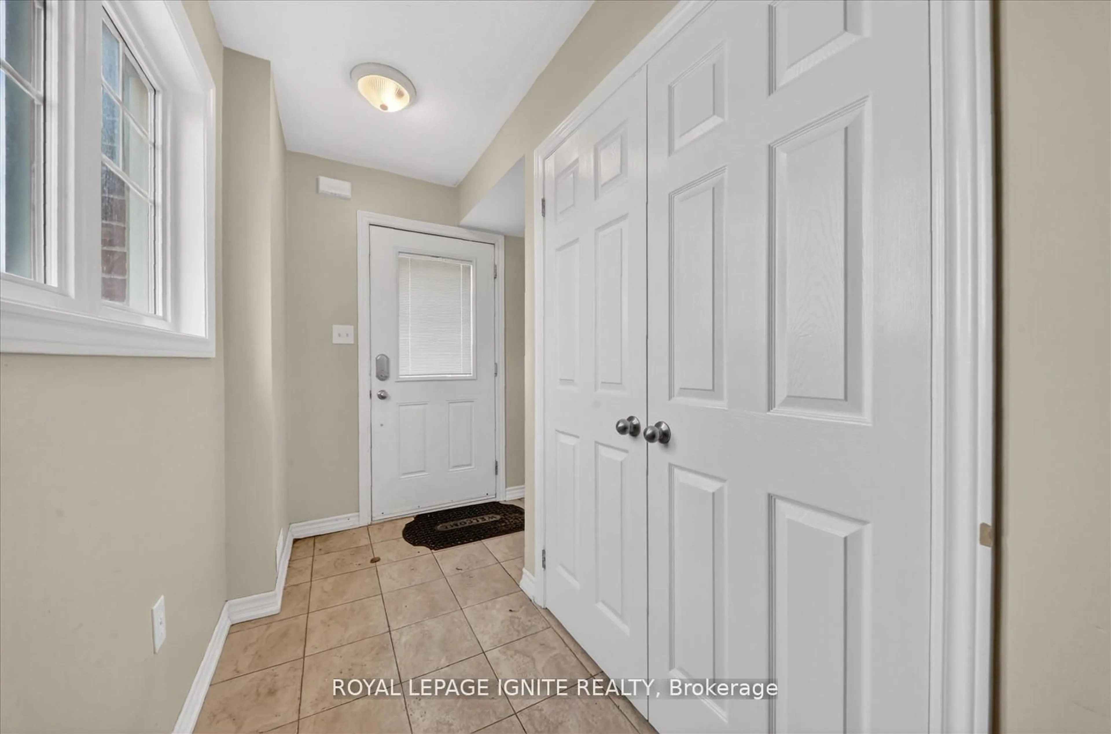 Indoor entryway for 571 Longworth Ave #27, Clarington Ontario L1C 0H3