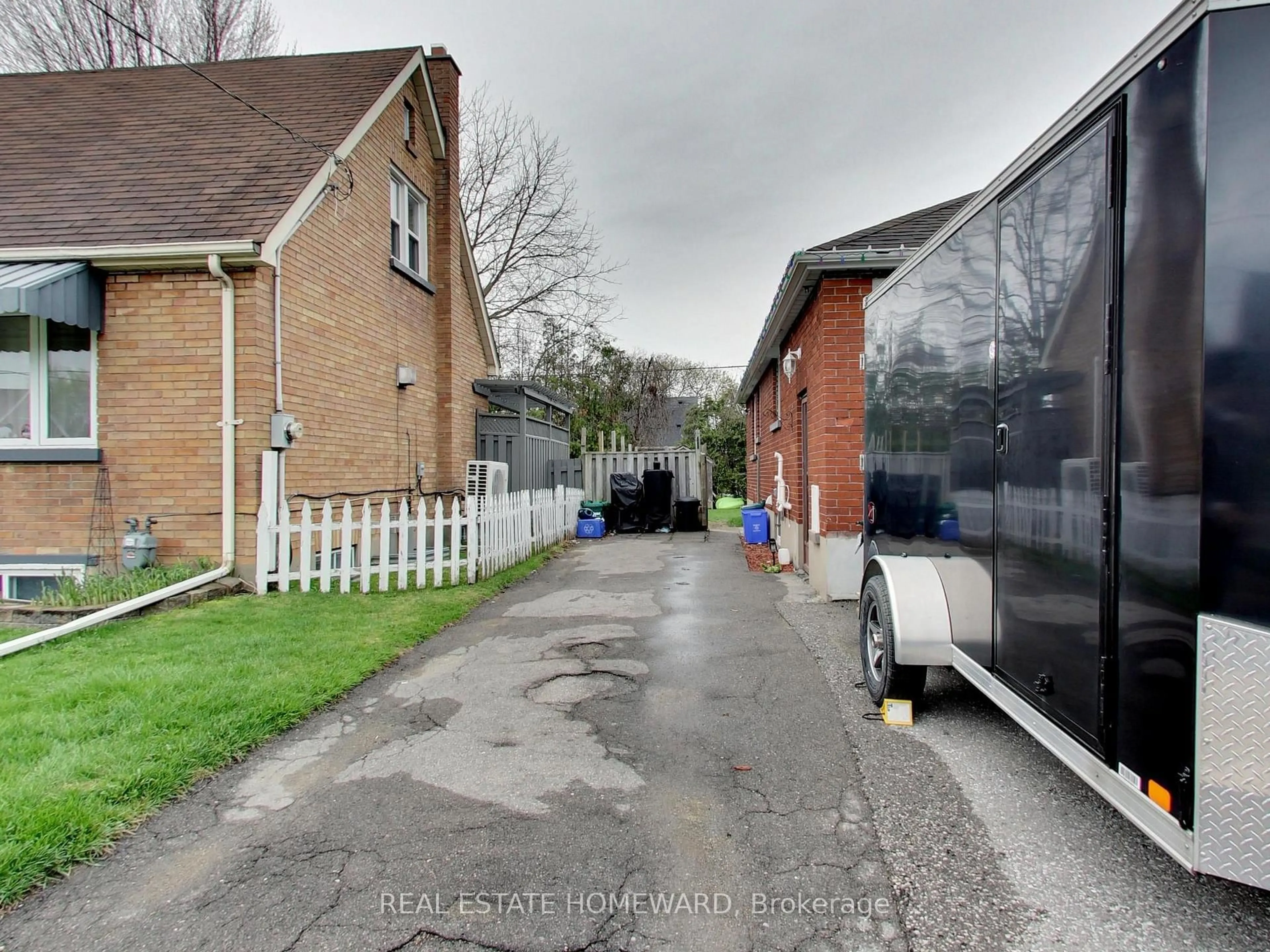 A pic from outside/outdoor area/front of a property/back of a property/a pic from drone, street for 102 Central Park Blvd, Oshawa Ontario L1G 5Y5