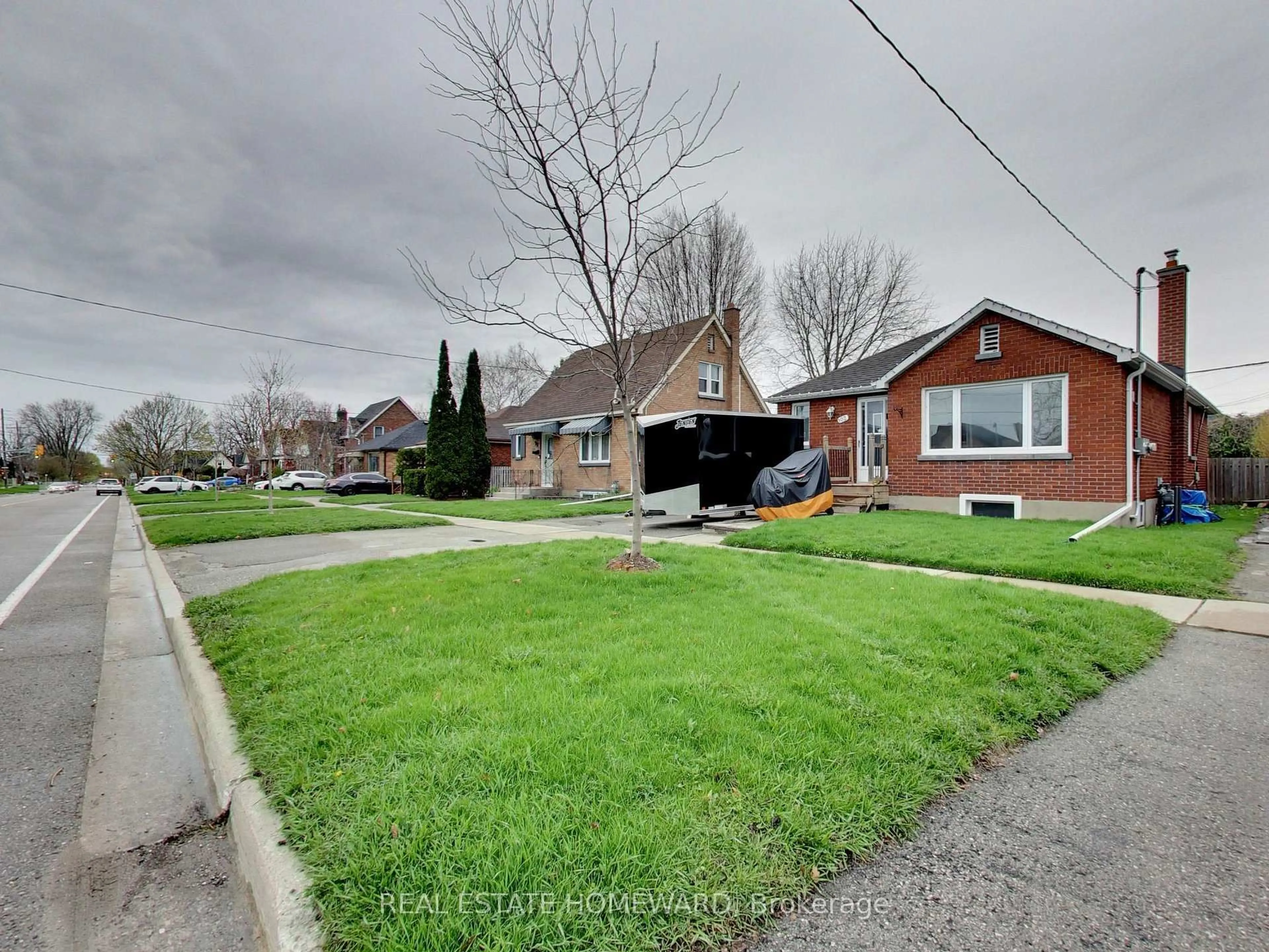 A pic from outside/outdoor area/front of a property/back of a property/a pic from drone, street for 102 Central Park Blvd, Oshawa Ontario L1G 5Y5