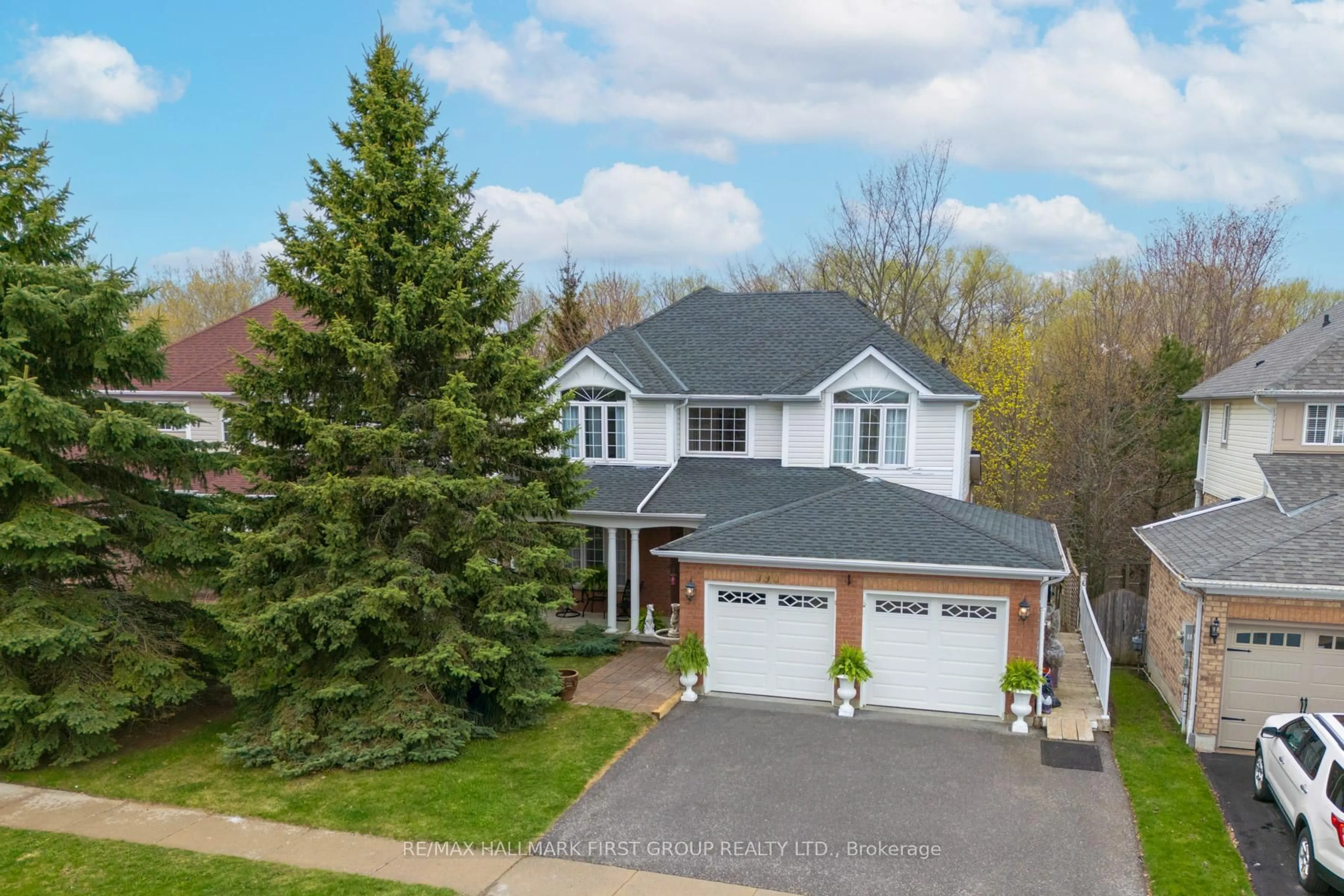 A pic from outside/outdoor area/front of a property/back of a property/a pic from drone, street for 990 Glenbourne Dr, Oshawa Ontario L1K 2P9