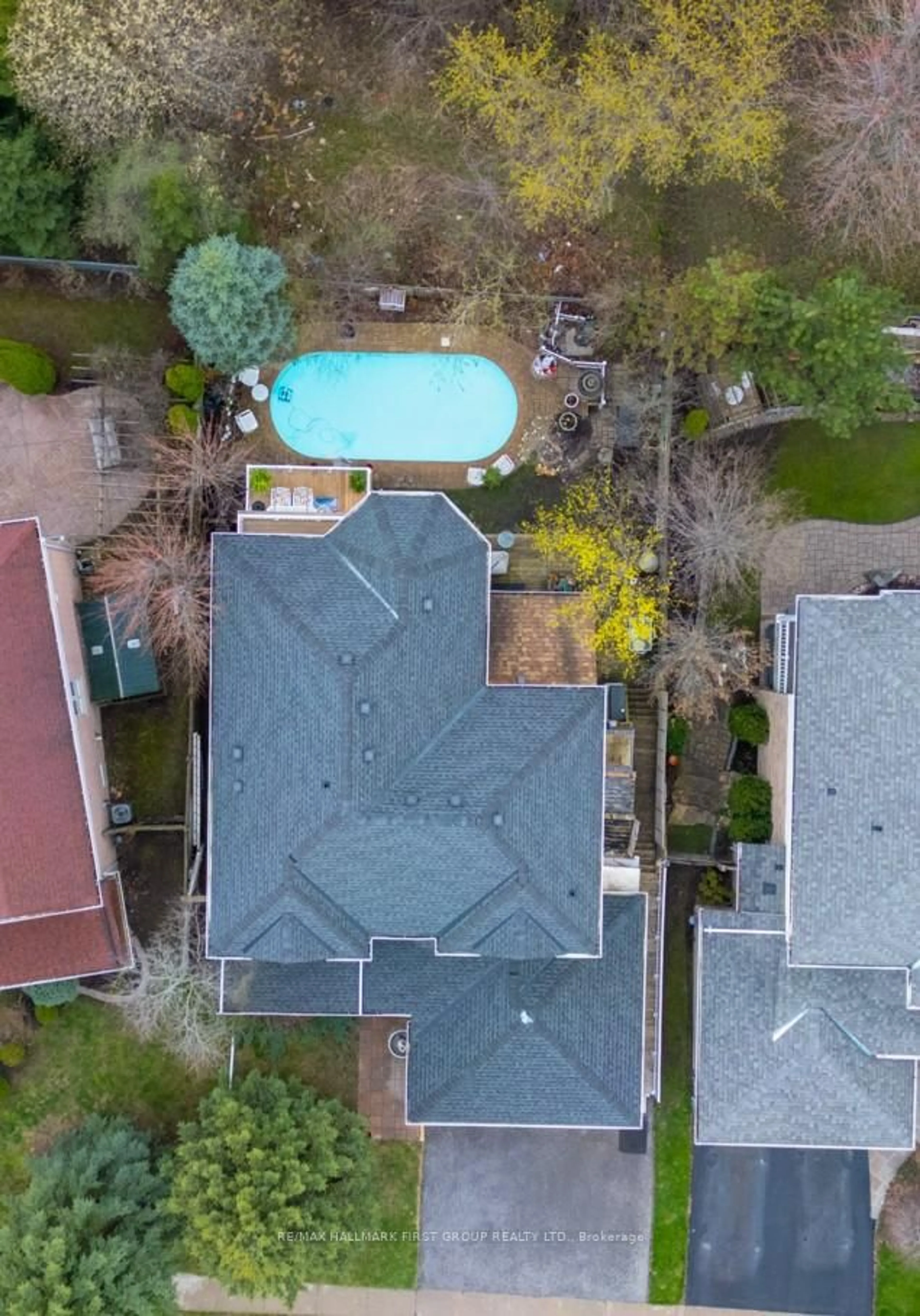 A pic from outside/outdoor area/front of a property/back of a property/a pic from drone, street for 990 Glenbourne Dr, Oshawa Ontario L1K 2P9