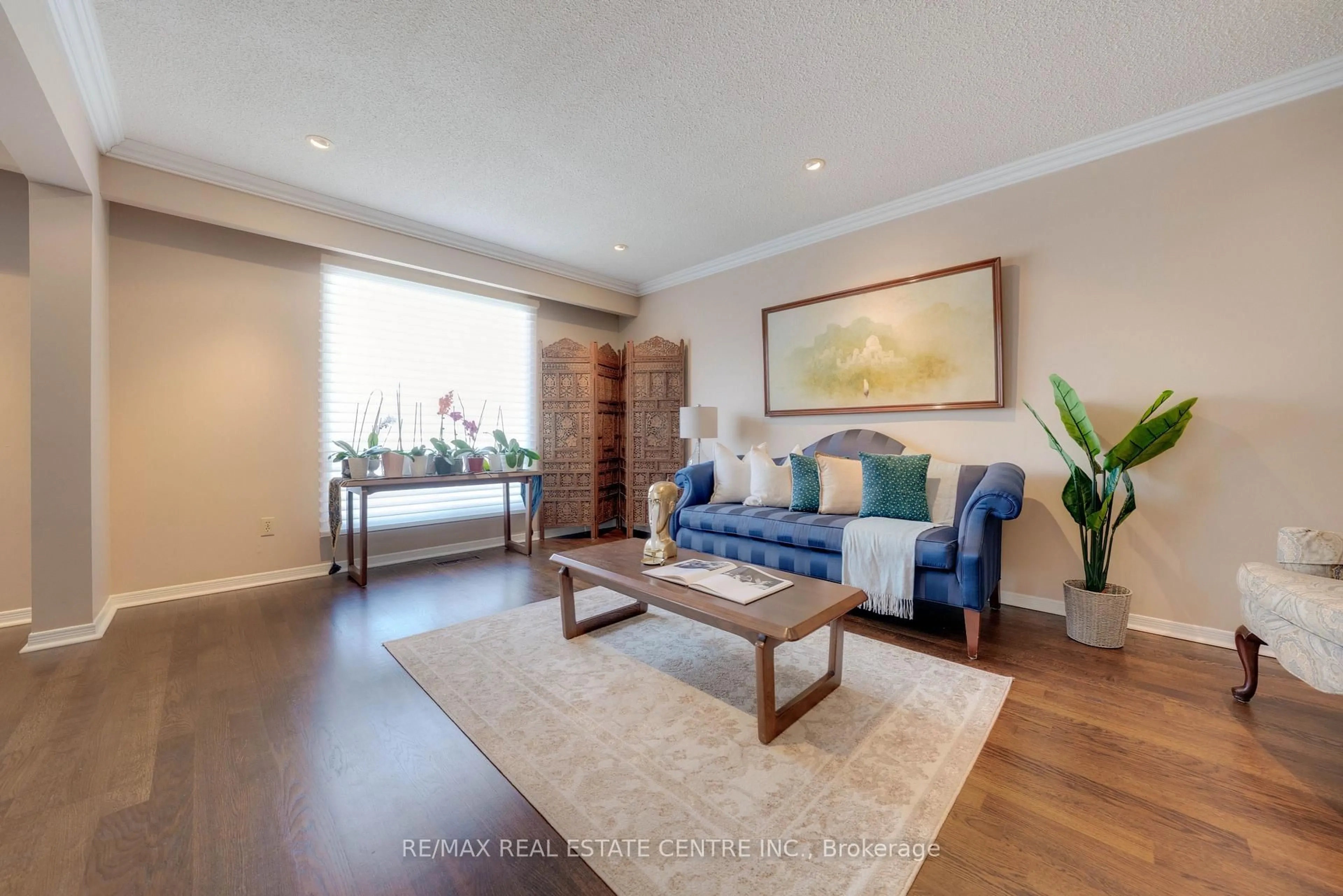 Living room with furniture, wood/laminate floor for 37 Statesman Sq, Toronto Ontario M1S 4H7
